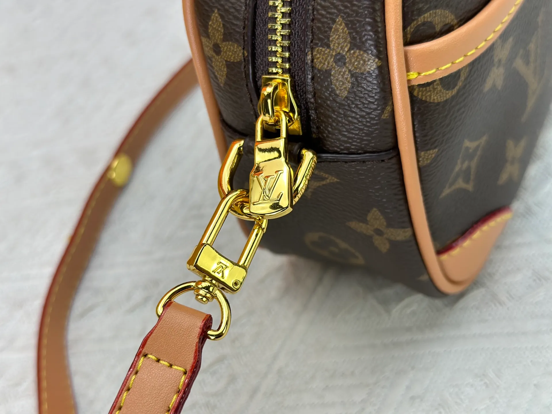 P220 Upgraded original M25518 M26509 This TINY CAMERA BAG handbag comes from the Monogram Empreinte Ys series. It is made of elegant cow leather decorated with dazzling metal parts, making it an everyday choice suitable for both day and night. The front patch pocket makes it easy to access credit cards or transportation cards, and the adjustable shoulder strap allows for a variety of carrying methods. Dimensions: 13 x 6 x 19 cm. (height x width x length)