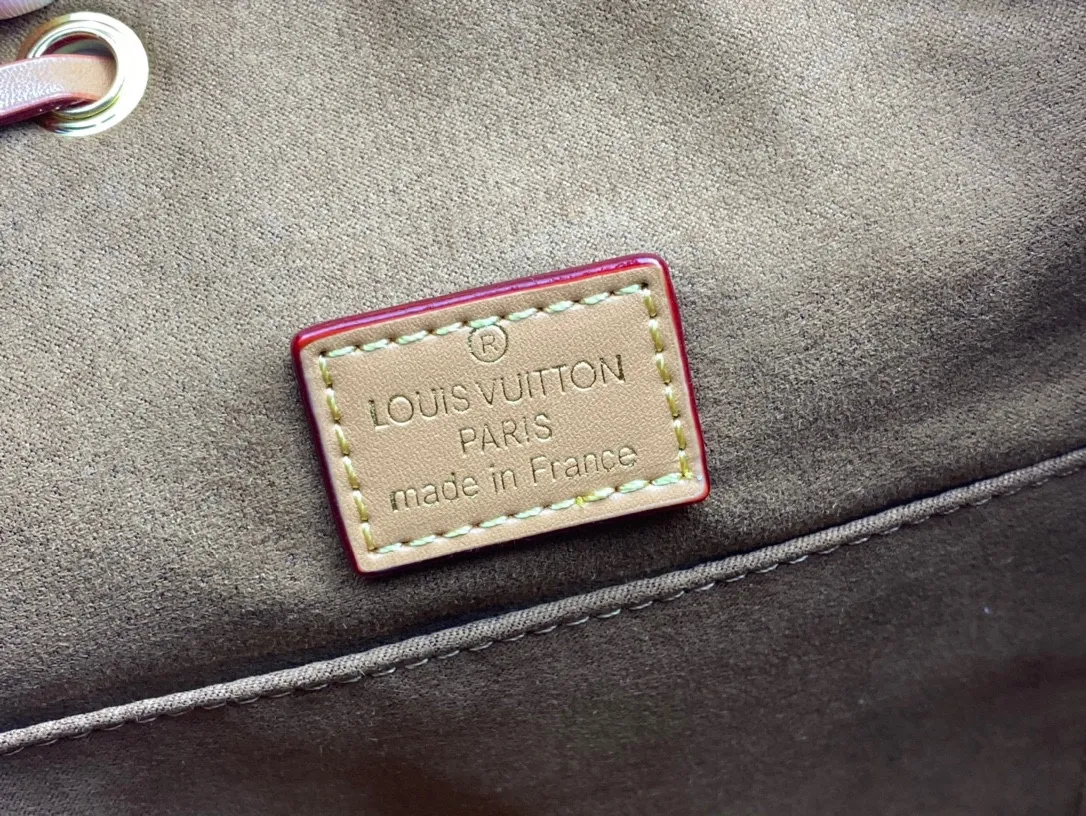 P220 M45501M45410M45205MM45397-The Montsouris backpack, which came out in 1994, is this time covered in Monogram Empreinte embossed leather, embellished with vintage metal buckles and LV charms. The zippered outer pocket allows for easy access, and the adjustable shoulder strap provides a comfortable shoulder carrying experience. Detailed features 27.5 x 33.0 x 14.0 cm (L x H x W) Embossed cowhide Leather trim Microfiber lining Metal hardware Leather carrying handle Adjustable leather shoulder strap Magnetic closure with drawstring Removable leather LV charm Zippered outer pocket Open inner pocket Handle: single handle