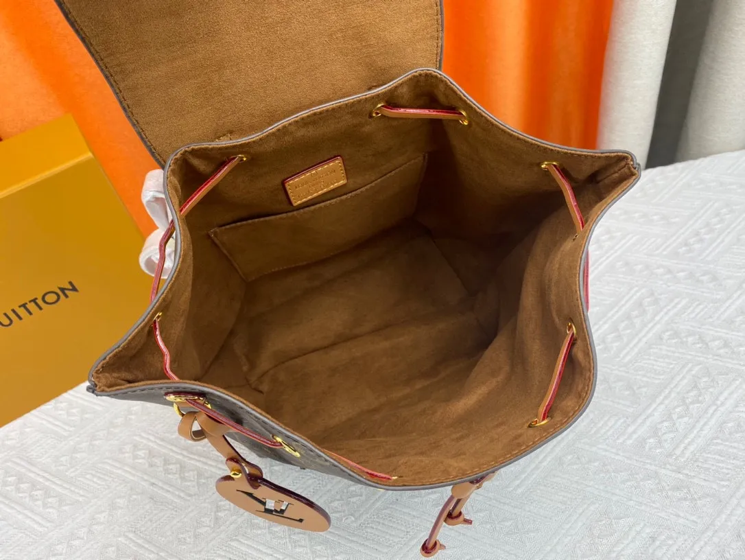 P220 M45501M45410M45205MM45397-The Montsouris backpack, which came out in 1994, is this time covered in Monogram Empreinte embossed leather, embellished with vintage metal buckles and LV charms. The zippered outer pocket allows for easy access, and the adjustable shoulder strap provides a comfortable shoulder carrying experience. Detailed features 27.5 x 33.0 x 14.0 cm (L x H x W) Embossed cowhide Leather trim Microfiber lining Metal hardware Leather carrying handle Adjustable leather shoulder strap Magnetic closure with drawstring Removable leather LV charm Zippered outer pocket Open inner pocket Handle: single handle