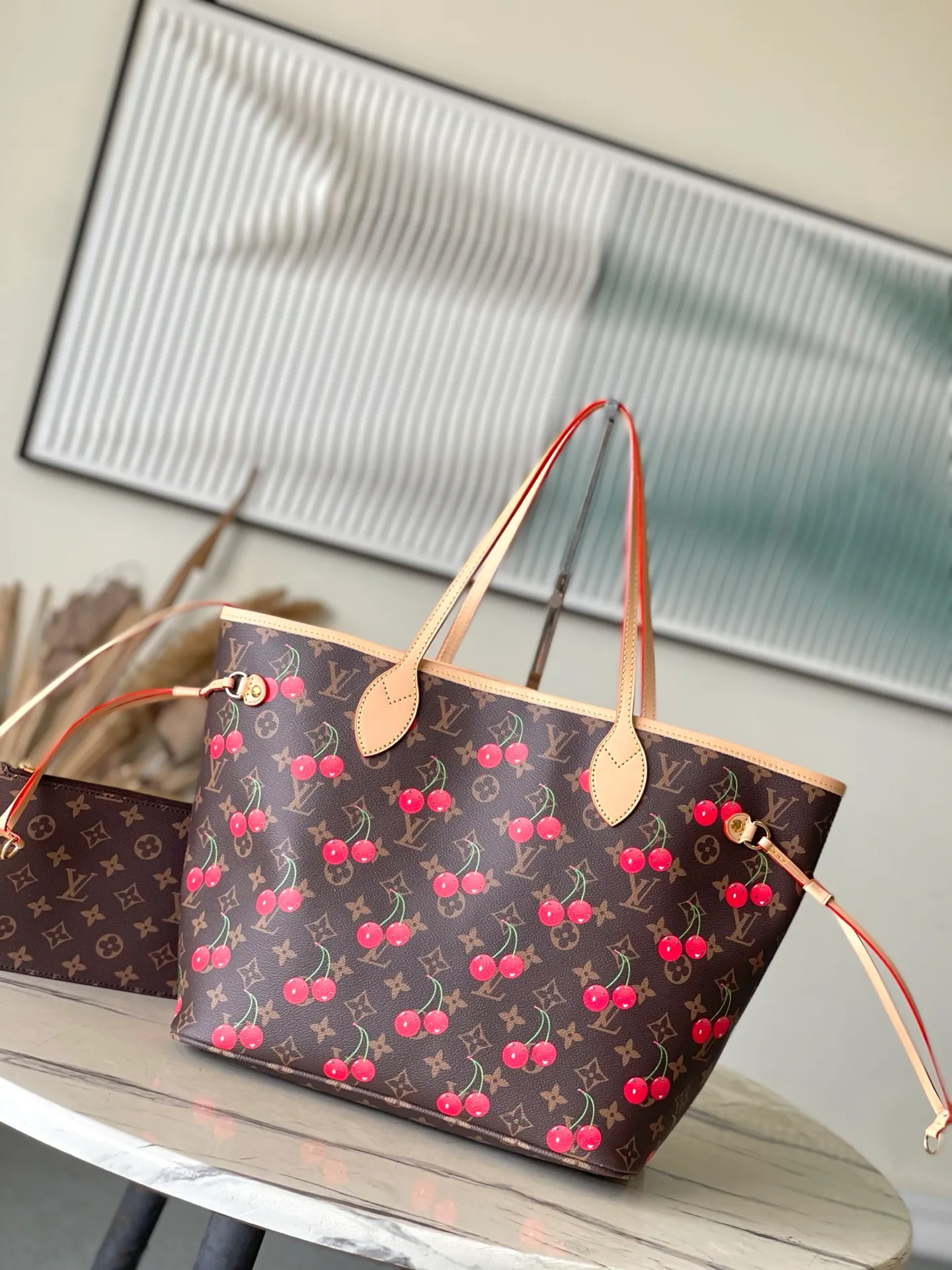 💰940 Top Original Order M13263 This medium-sized Neverfull handbag reinterprets the cheerful elements of the Louis Vuitton Cow leather trim completes the classic style. Dimensions: 31 × 28 × 14 cm