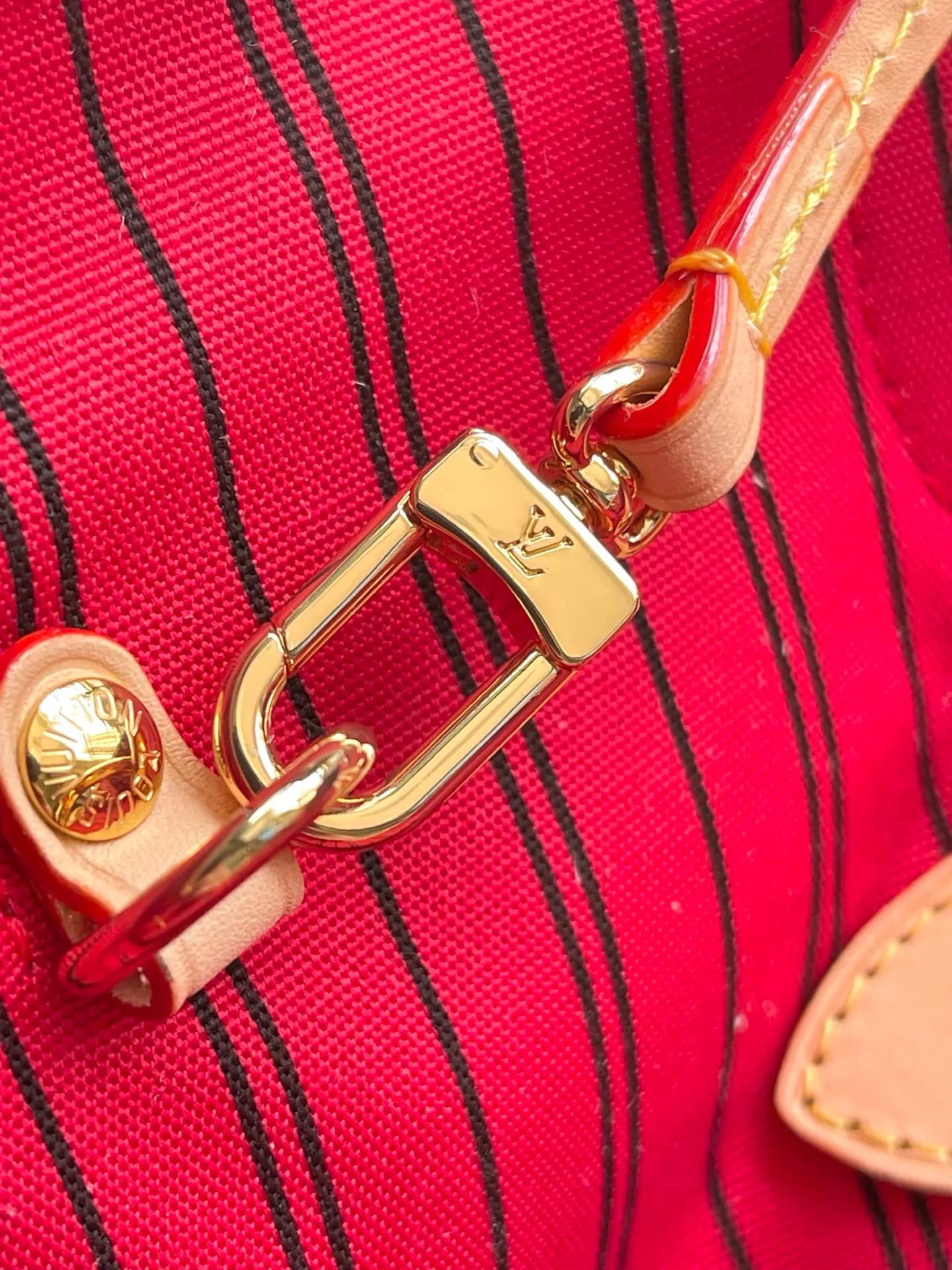💰940 Top Original Order M13263 This medium-sized Neverfull handbag reinterprets the cheerful elements of the Louis Vuitton Cow leather trim completes the classic style. Dimensions: 31 × 28 × 14 cm