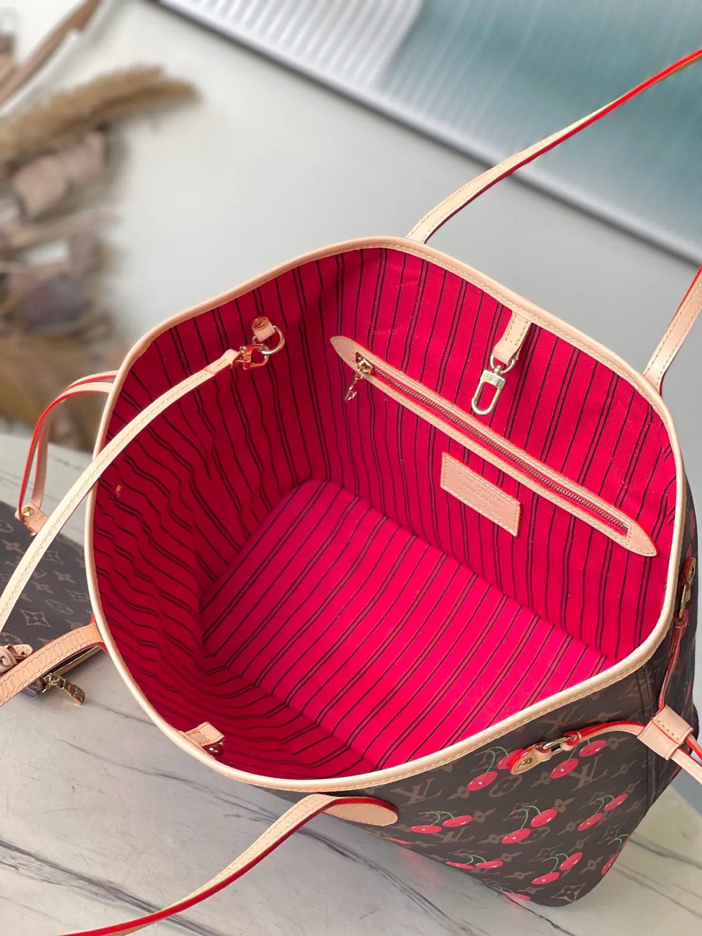 💰940 Top Original Order M13263 This medium-sized Neverfull handbag reinterprets the cheerful elements of the Louis Vuitton Cow leather trim completes the classic style. Dimensions: 31 × 28 × 14 cm