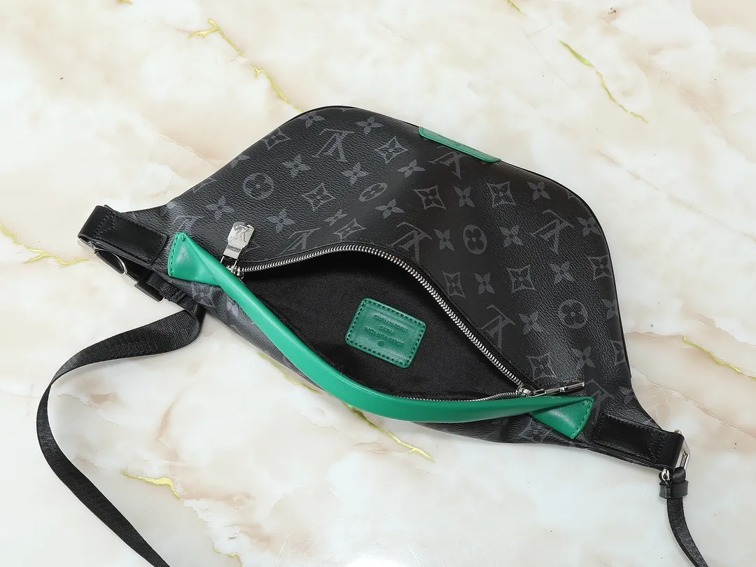 💰220💰Upgraded from the original M25924 M44336 M40187 M44388 M46035 M46036 M46108 M43644 This Discovery waist bag is made of Monogram Eclipse canvas, combining casual fashion and modern functionality. The shape is ergonomic and equipped with an adjustable strap, which can be worn around the waist, carried on the shoulder or hung casually on the chest. Zippered pockets on the front and back provide easy access to your phone, cards and keys. Dimensions: 44 x 15 x 9
