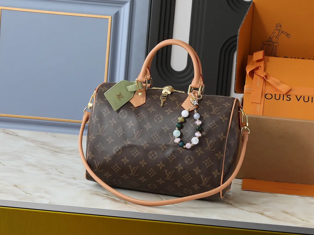 💰260💰Upgraded from the original M15107 M12803 M11945 M12243 M87212 M40391 Speedy Soft 30 Boho handbag is made of classic Monogram coated canvas, with leather lining and zipper inner pocket to inject color contrast. Ostrich leather trim and beaded chains bring the visual focus, while the key holder and address plate are thoughtful details, and the Toron handle allows for a variety of carrying options. Dimensions: 30.0 x 21.0 x 17.0 cm (length x height x width)