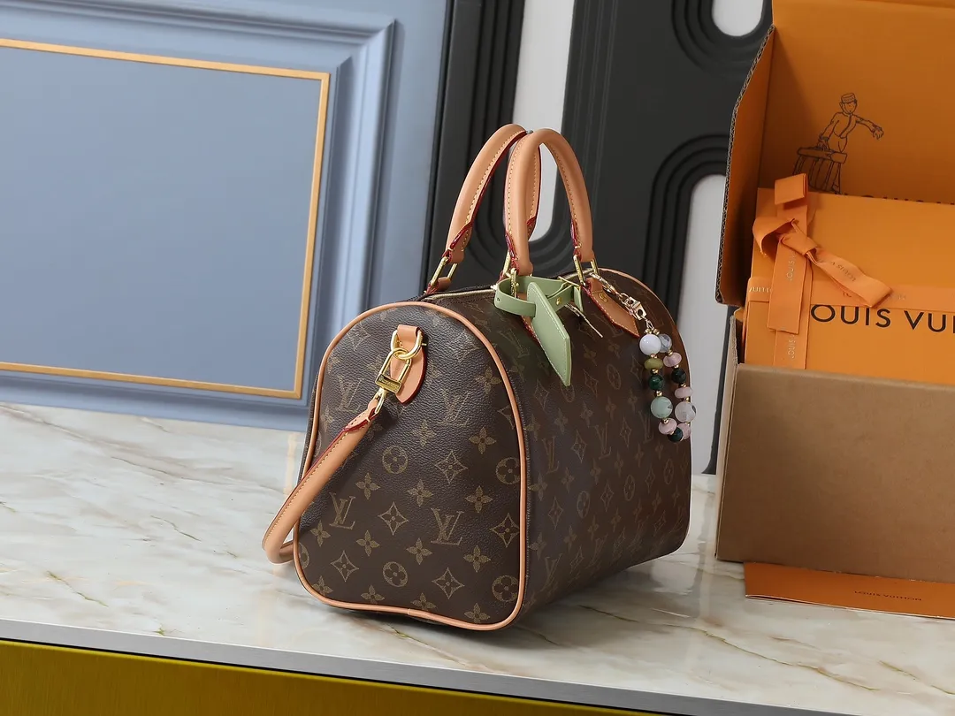 💰260💰Upgraded from the original M15107 M12803 M11945 M12243 M87212 M40391 Speedy Soft 30 Boho handbag is made of classic Monogram coated canvas, with leather lining and zipper inner pocket to inject color contrast. Ostrich leather trim and beaded chains bring the visual focus, while the key holder and address plate are thoughtful details, and the Toron handle allows for a variety of carrying options. Dimensions: 30.0 x 21.0 x 17.0 cm (length x height x width)