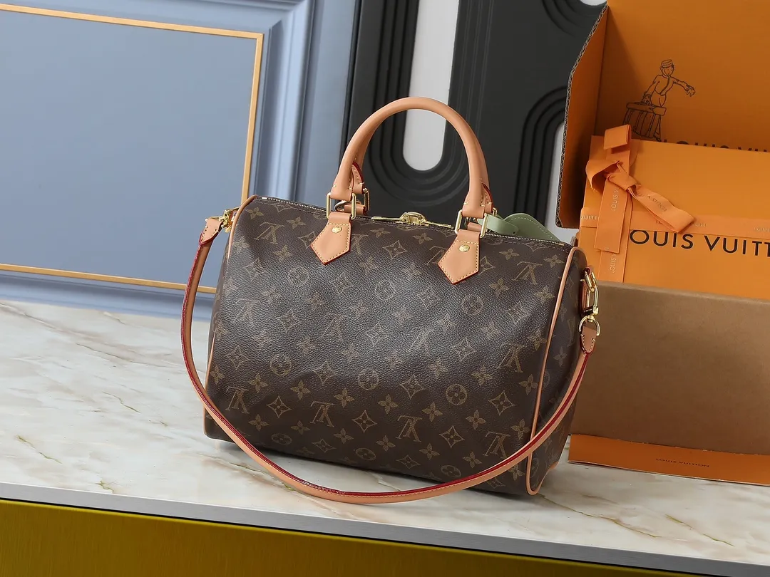 💰260💰Upgraded from the original M15107 M12803 M11945 M12243 M87212 M40391 Speedy Soft 30 Boho handbag is made of classic Monogram coated canvas, with leather lining and zipper inner pocket to inject color contrast. Ostrich leather trim and beaded chains bring the visual focus, while the key holder and address plate are thoughtful details, and the Toron handle allows for a variety of carrying options. Dimensions: 30.0 x 21.0 x 17.0 cm (length x height x width)