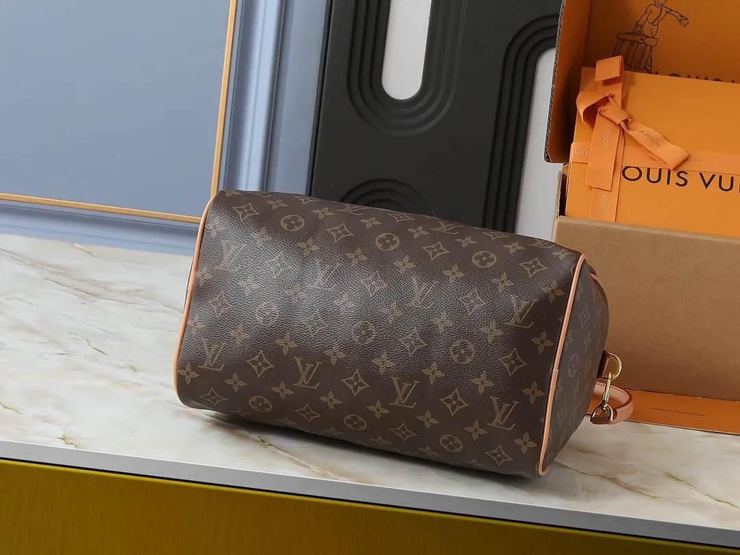 💰260💰Upgraded from the original M15107 M12803 M11945 M12243 M87212 M40391 Speedy Soft 30 Boho handbag is made of classic Monogram coated canvas, with leather lining and zipper inner pocket to inject color contrast. Ostrich leather trim and beaded chains bring the visual focus, while the key holder and address plate are thoughtful details, and the Toron handle allows for a variety of carrying options. Dimensions: 30.0 x 21.0 x 17.0 cm (length x height x width)