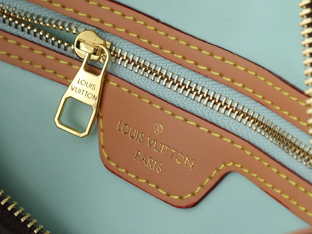 💰260💰Upgraded from the original M15107 M12803 M11945 M12243 M87212 M40391 Speedy Soft 30 Boho handbag is made of classic Monogram coated canvas, with leather lining and zipper inner pocket to inject color contrast. Ostrich leather trim and beaded chains bring the visual focus, while the key holder and address plate are thoughtful details, and the Toron handle allows for a variety of carrying options. Dimensions: 30.0 x 21.0 x 17.0 cm (length x height x width)