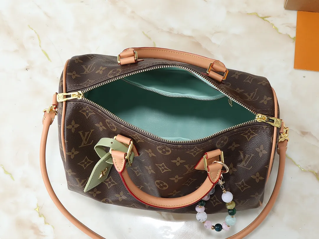 💰260💰Upgraded from the original M15107 M12803 M11945 M12243 M87212 M40391 Speedy Soft 30 Boho handbag is made of classic Monogram coated canvas, with leather lining and zipper inner pocket to inject color contrast. Ostrich leather trim and beaded chains bring the visual focus, while the key holder and address plate are thoughtful details, and the Toron handle allows for a variety of carrying options. Dimensions: 30.0 x 21.0 x 17.0 cm (length x height x width)