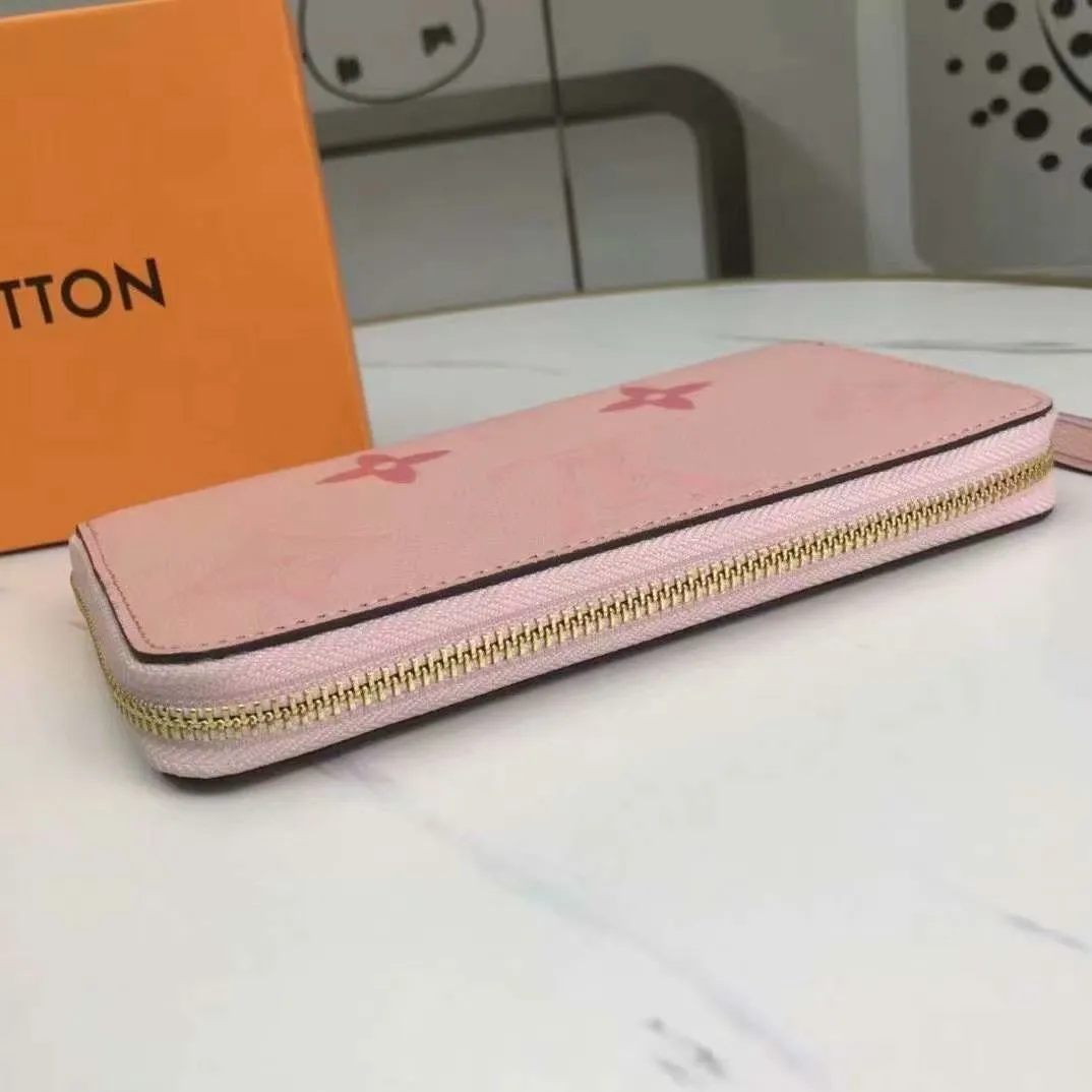 P140, 80402 Actual photo By The Pool series zipper wallet is made of Monogram Empreinte leather, reinterpreting Louis Vuitton's classic zipper wallet, embellished with a low-key gradient Monogram embossed pattern. The 2021 summer collection includes accessories, leather goods and fashion. This special edition wallet is loved for its stylish, practical and all-in-one design. 19.5 x 10.5 x 2.5 cm