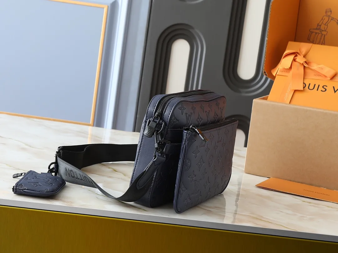 💰260💰Upgraded original M14785 M14781 M14069 M11648 M11645 M24754 M46603 M46602 M46604 M69443 This Trio messenger bag is made of Monogram Made of embossed cow leather, the zippered front pocket and the small coin purse on the shoulder strap are removable, enriching the functional design with the main compartment. The removable and adjustable jacquard fabric shoulder strap is marked with the brand's logo for comfortable shoulder and cross-body wear. Size: 25×18.5×7cm