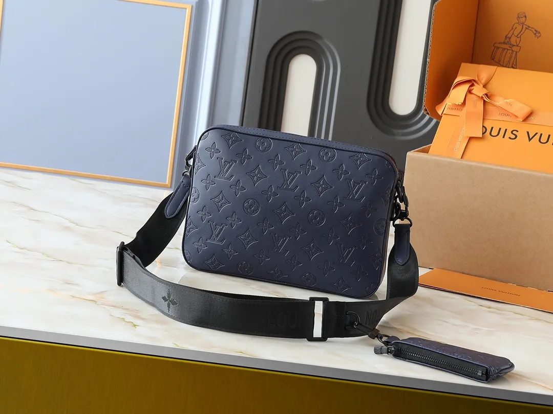 💰260💰Upgraded original M14785 M14781 M14069 M11648 M11645 M24754 M46603 M46602 M46604 M69443 This Trio messenger bag is made of Monogram Made of embossed cow leather, the zippered front pocket and the small coin purse on the shoulder strap are removable, enriching the functional design with the main compartment. The removable and adjustable jacquard fabric shoulder strap is marked with the brand's logo for comfortable shoulder and cross-body wear. Size: 25×18.5×7cm