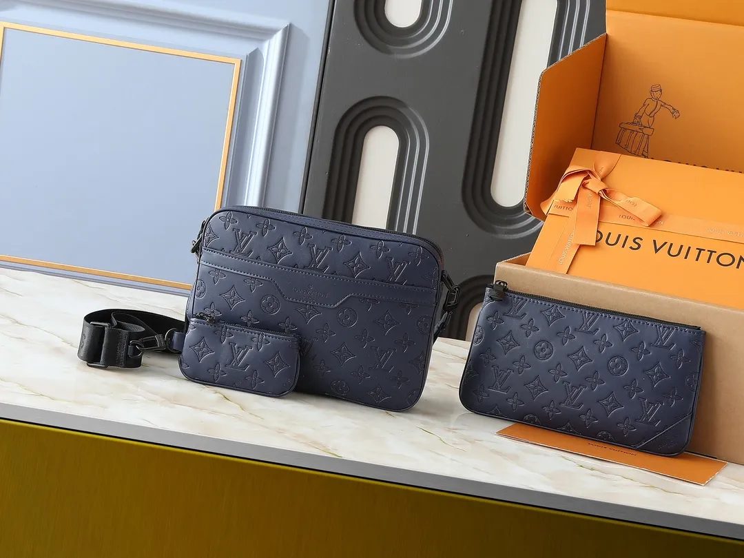 💰260💰Upgraded original M14785 M14781 M14069 M11648 M11645 M24754 M46603 M46602 M46604 M69443 This Trio messenger bag is made of Monogram Made of embossed cow leather, the zippered front pocket and the small coin purse on the shoulder strap are removable, enriching the functional design with the main compartment. The removable and adjustable jacquard fabric shoulder strap is marked with the brand's logo for comfortable shoulder and cross-body wear. Size: 25×18.5×7cm