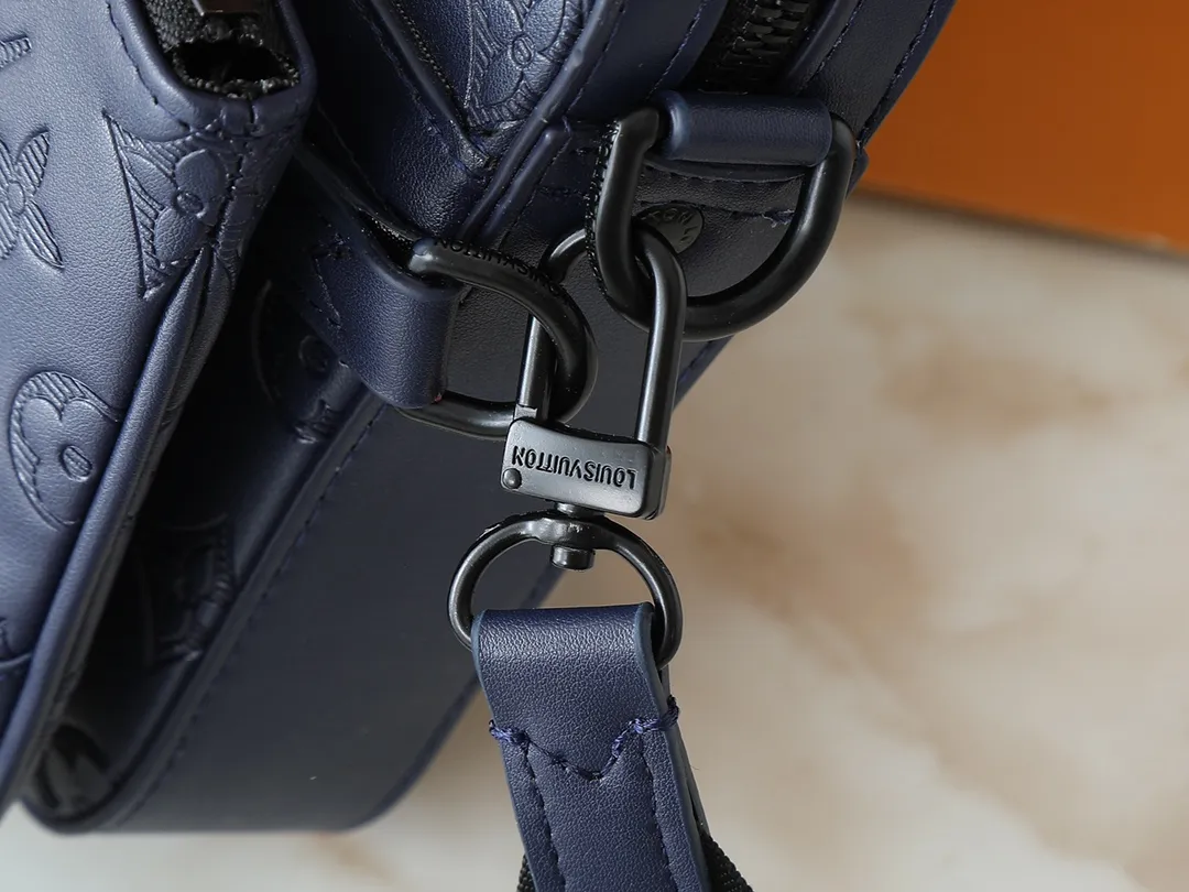 💰260💰Upgraded original M14785 M14781 M14069 M11648 M11645 M24754 M46603 M46602 M46604 M69443 This Trio messenger bag is made of Monogram Made of embossed cow leather, the zippered front pocket and the small coin purse on the shoulder strap are removable, enriching the functional design with the main compartment. The removable and adjustable jacquard fabric shoulder strap is marked with the brand's logo for comfortable shoulder and cross-body wear. Size: 25×18.5×7cm