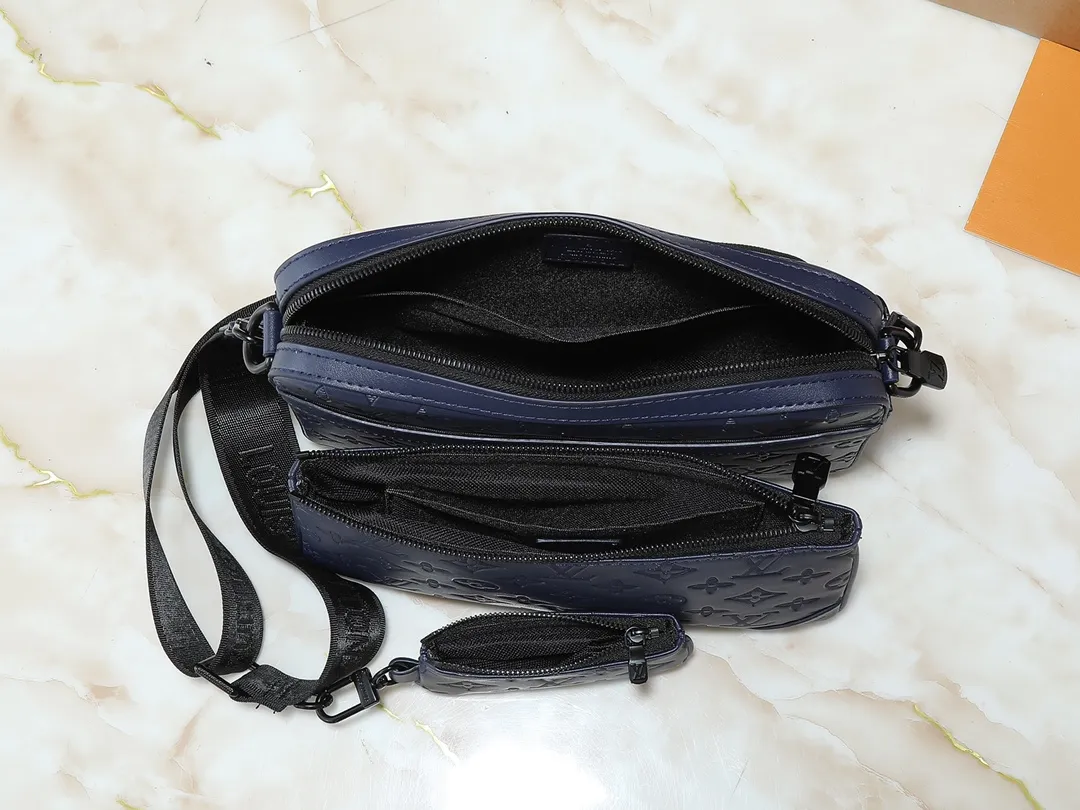 💰260💰Upgraded original M14785 M14781 M14069 M11648 M11645 M24754 M46603 M46602 M46604 M69443 This Trio messenger bag is made of Monogram Made of embossed cow leather, the zippered front pocket and the small coin purse on the shoulder strap are removable, enriching the functional design with the main compartment. The removable and adjustable jacquard fabric shoulder strap is marked with the brand's logo for comfortable shoulder and cross-body wear. Size: 25×18.5×7cm