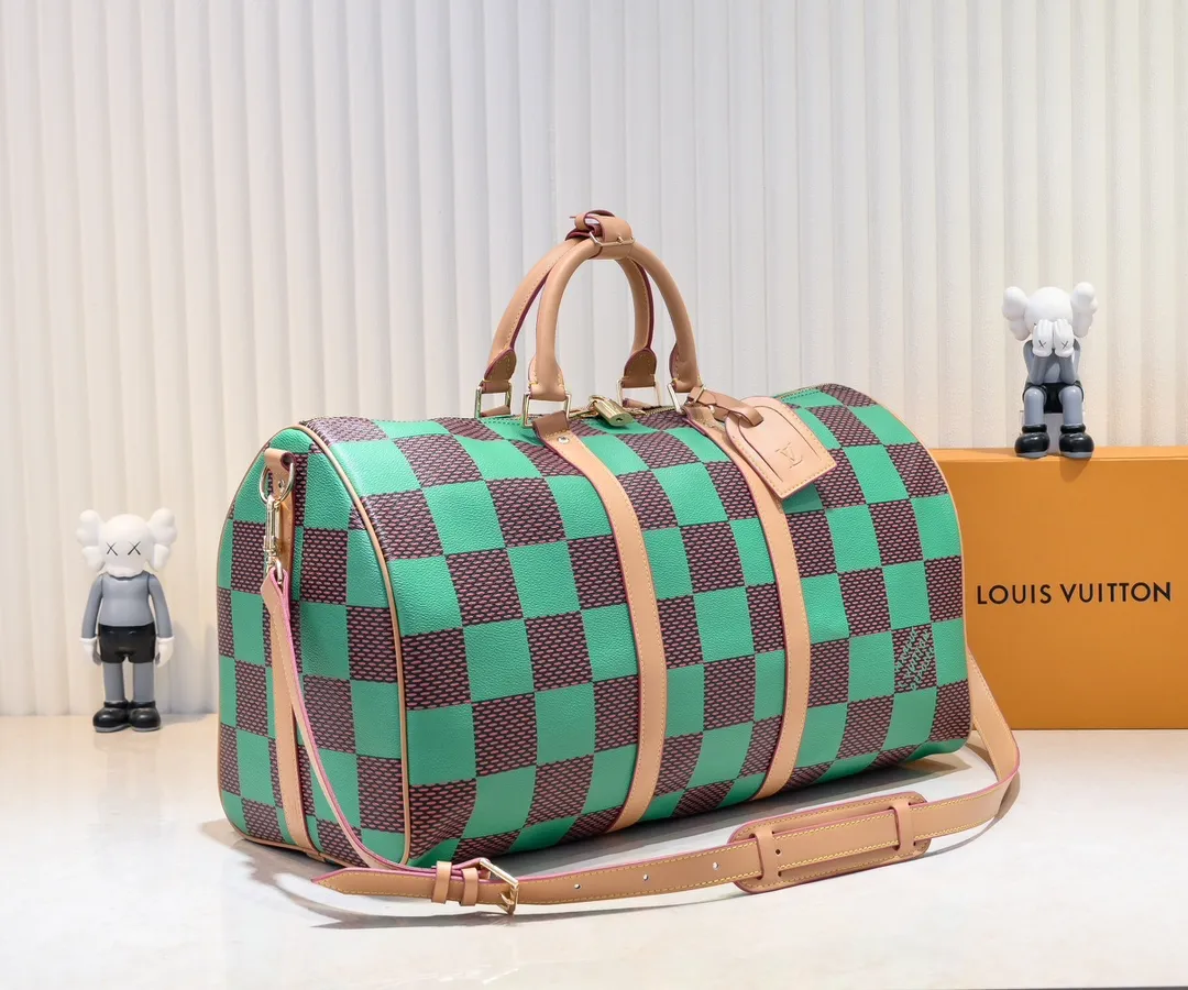 Batch 440💰🔥M40667 M41416 This Keepall Bandoulière 50 travel bag is made of Damier Golf coated canvas, showing freshness and vitality with the bright tones of the golf course. Cow leather shapes the side straps and top handle, the latter embellished with Louis Vuitton floral embellishments, and the removable and adjustable leather shoulder strap allows for comfortable shoulder wear. Size: 50x29x23cm