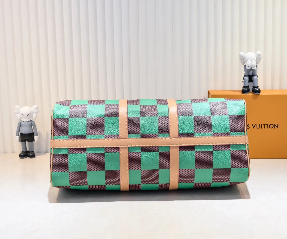 Batch 440💰🔥M40667 M41416 This Keepall Bandoulière 50 travel bag is made of Damier Golf coated canvas, showing freshness and vitality with the bright tones of the golf course. Cow leather shapes the side straps and top handle, the latter embellished with Louis Vuitton floral embellishments, and the removable and adjustable leather shoulder strap allows for comfortable shoulder wear. Size: 50x29x23cm