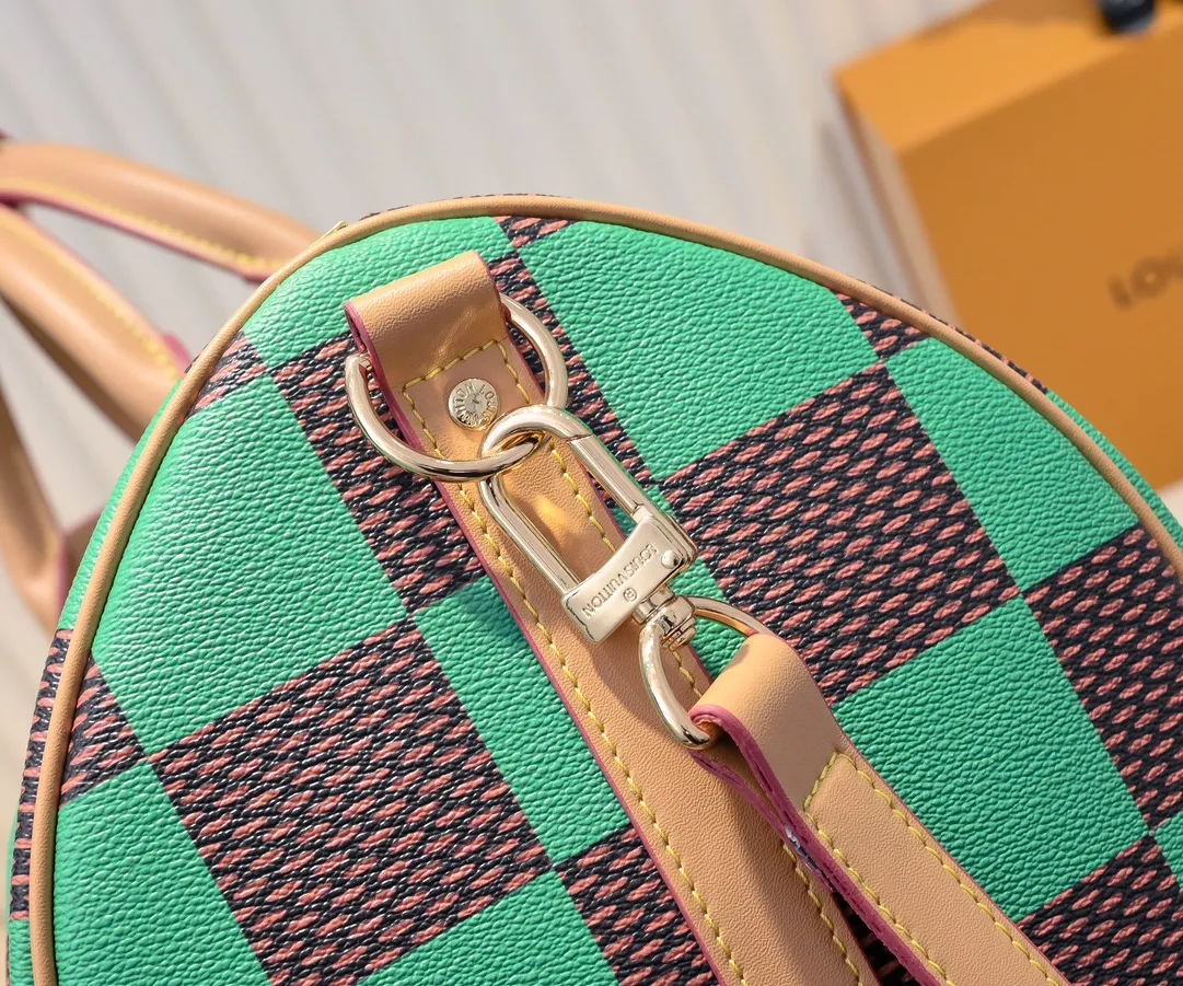 Batch 440💰🔥M40667 M41416 This Keepall Bandoulière 50 travel bag is made of Damier Golf coated canvas, showing freshness and vitality with the bright tones of the golf course. Cow leather shapes the side straps and top handle, the latter embellished with Louis Vuitton floral embellishments, and the removable and adjustable leather shoulder strap allows for comfortable shoulder wear. Size: 50x29x23cm