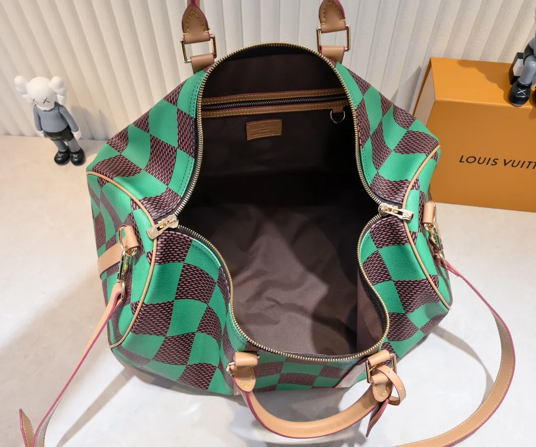 Batch 440💰🔥M40667 M41416 This Keepall Bandoulière 50 travel bag is made of Damier Golf coated canvas, showing freshness and vitality with the bright tones of the golf course. Cow leather shapes the side straps and top handle, the latter embellished with Louis Vuitton floral embellishments, and the removable and adjustable leather shoulder strap allows for comfortable shoulder wear. Size: 50x29x23cm