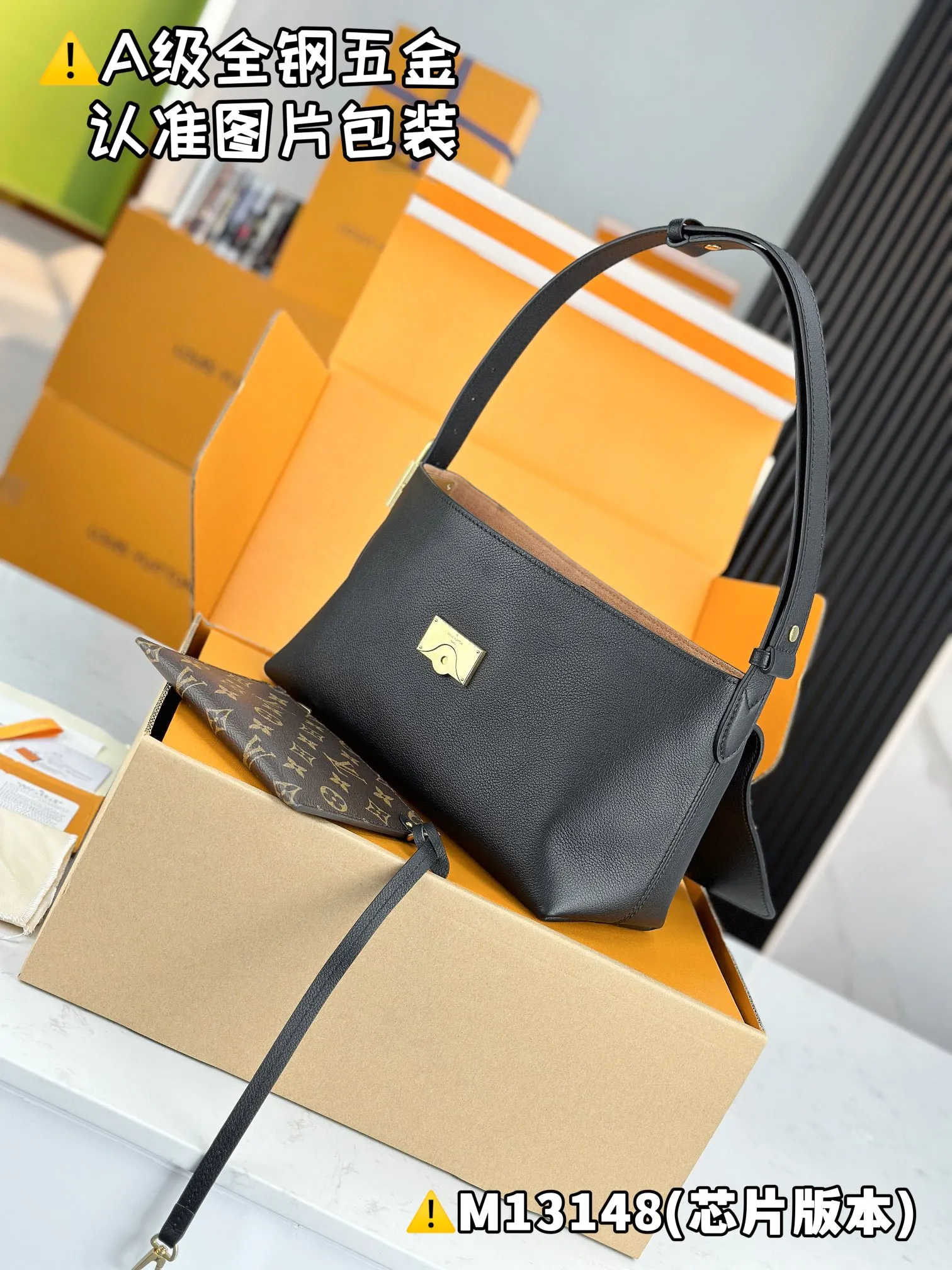 💰2760 [Authentic grade] [Special grade MB original leather] Low Key Messenger handbag Model: M13148 black Material: A+ grade all-steel hardware, imported original leather Packing: full set of original duty-free MB packaging Size: 30x18x12 cm