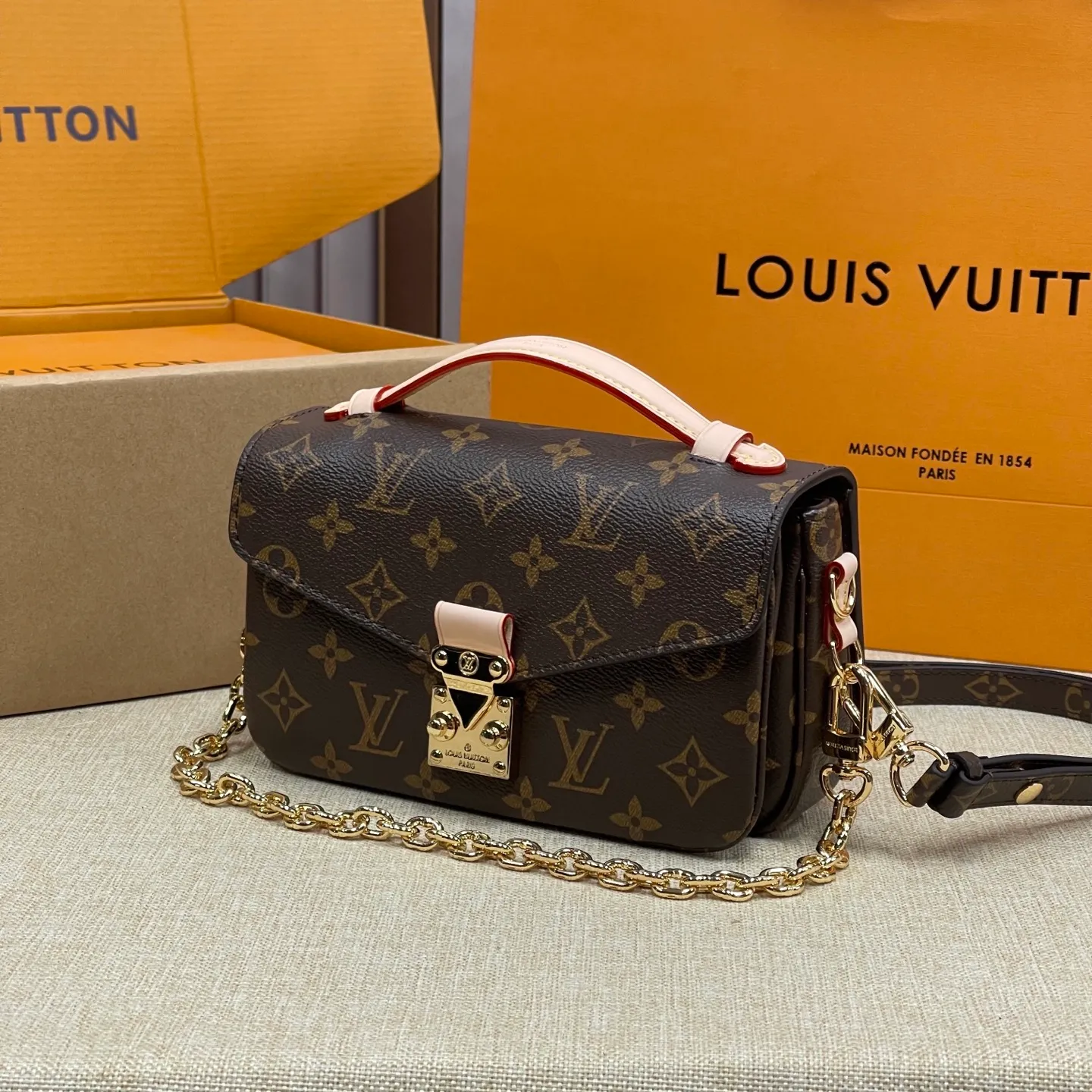 [Upgraded version] P520💰Upgraded version of LV Postman Small Chain Bag🌷Comes with complete packaging M46279 Hot new postman style just released (Postman is a classic LV model, it is really popular with everyone. It has the feeling of a Korean drama heroine on the back in winter, but the large size is really not very friendly to small girls, so the mini version is here!!! Size: 21.5*13.5*6cm size