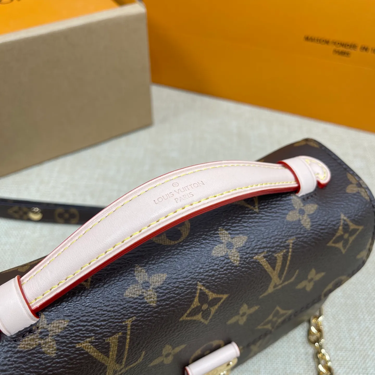[Upgraded version] P520💰Upgraded version of LV Postman Small Chain Bag🌷Comes with complete packaging M46279 Hot new postman style just released (Postman is a classic LV model, it is really popular with everyone. It has the feeling of a Korean drama heroine on the back in winter, but the large size is really not very friendly to small girls, so the mini version is here!!! Size: 21.5*13.5*6cm size