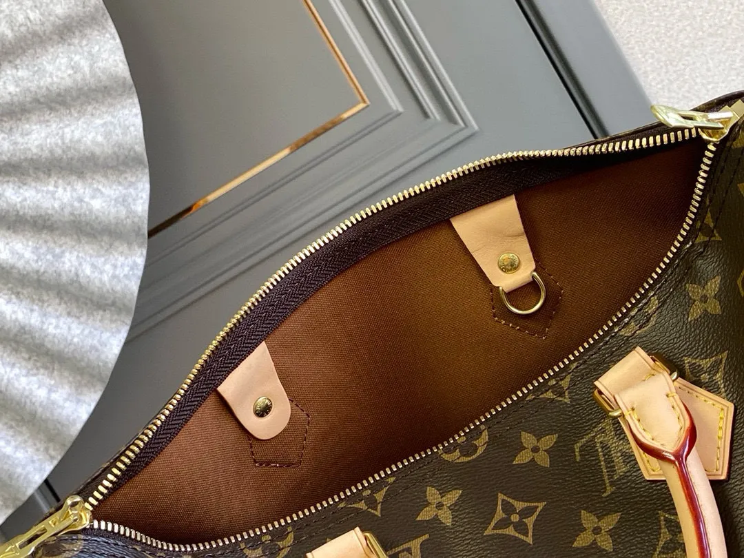 💰840 (size 35) Top original M41111 SPEEDY 35 handbag (with shoulder strap) Made of iconic Monogram canvas and with multiple carrying methods, the Speedy 35 handbag combines modern fashion with classic style, exuding a sense of endless luxury. Detailed features 35 x 23 x 18 cm (Length x Height x Width) Shiny gold-tone hardware and padlock Lockable double zipper closure Internal pocket D-ring for keys and accessories Soft fabric lining Shoulder strap: removable, adjustable Strap half-length: 47.0 cm Strap half-length adjustable to: 53.5 cm Handle: Double handle