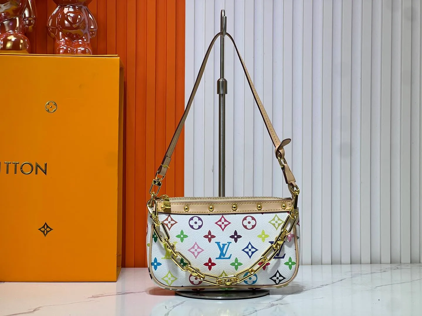Batch 220💰M13404 Black color White color This Pochette Accessoires handbag is made of coated canvas, with colorful Monogram patterns to interpret the smart style of the Louis Vuitton × Murakami cross-border collaboration series. Calf leather trim and dazzling hardware add to the sophisticated details, while the detachable shoulder strap and chain provide flexible carry. Size: 22x13x4cm