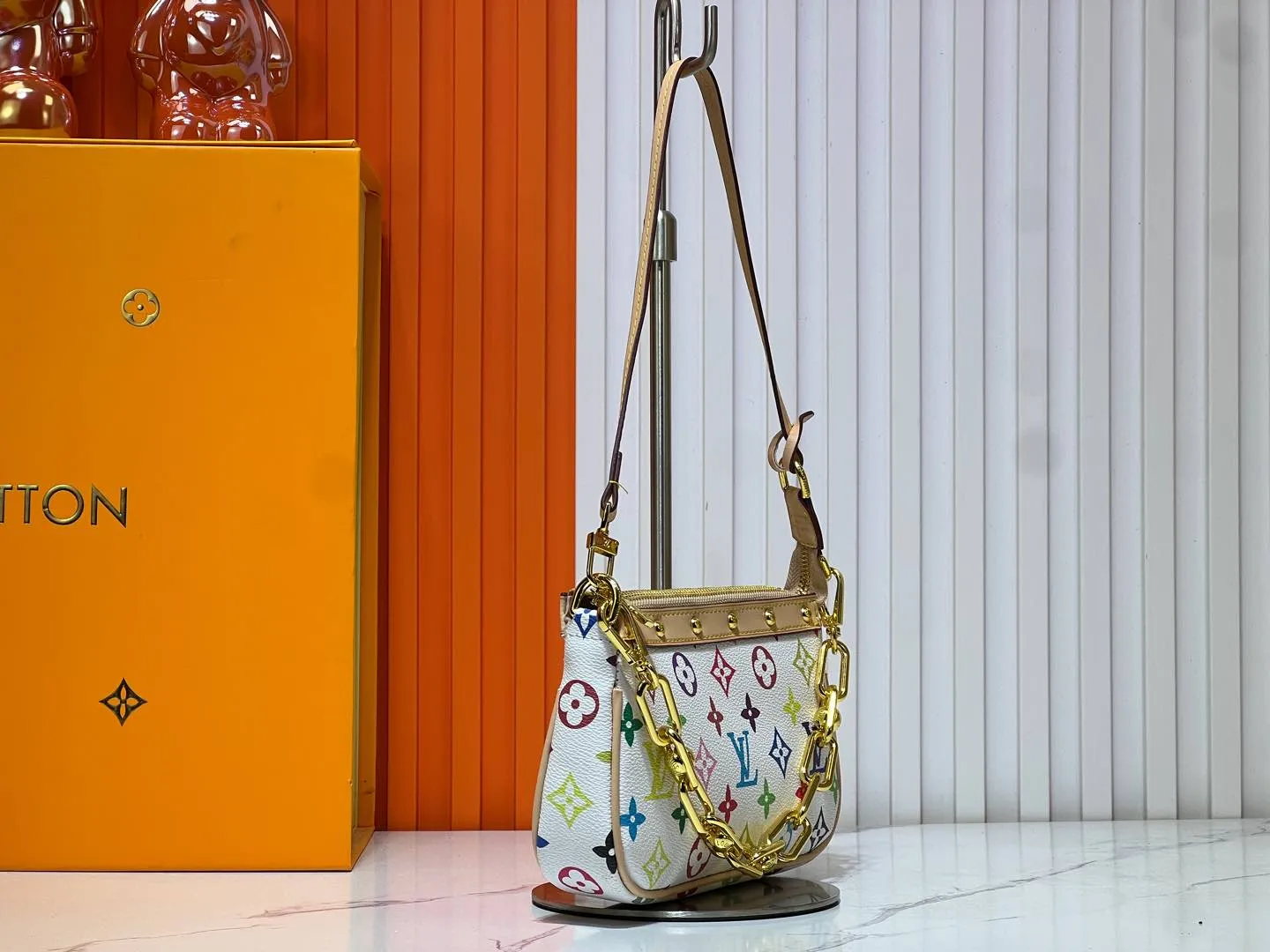 Batch 220💰M13404 Black color White color This Pochette Accessoires handbag is made of coated canvas, with colorful Monogram patterns to interpret the smart style of the Louis Vuitton × Murakami cross-border collaboration series. Calf leather trim and dazzling hardware add to the sophisticated details, while the detachable shoulder strap and chain provide flexible carry. Size: 22x13x4cm