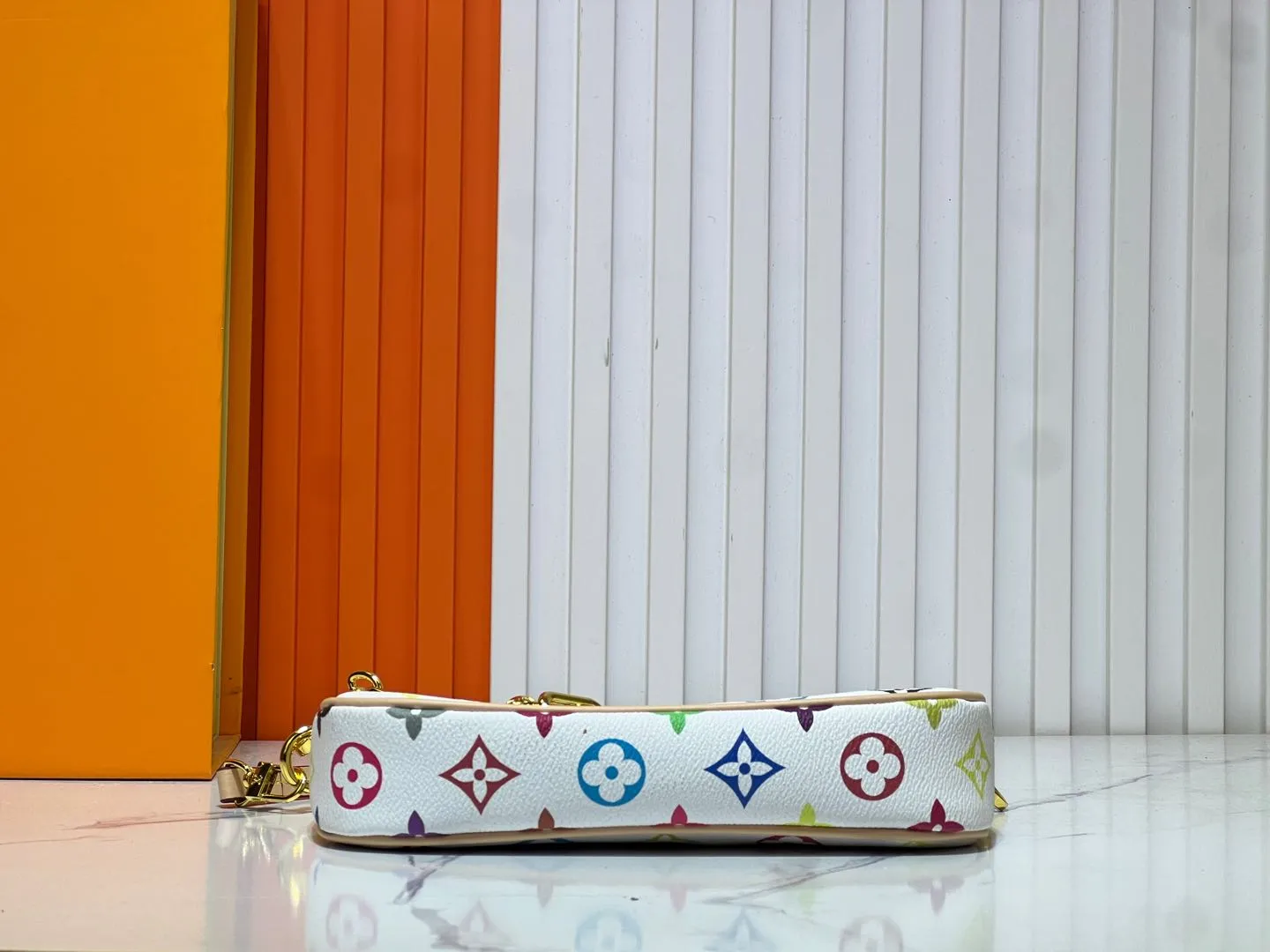 Batch 220💰M13404 Black color White color This Pochette Accessoires handbag is made of coated canvas, with colorful Monogram patterns to interpret the smart style of the Louis Vuitton × Murakami cross-border collaboration series. Calf leather trim and dazzling hardware add to the sophisticated details, while the detachable shoulder strap and chain provide flexible carry. Size: 22x13x4cm
