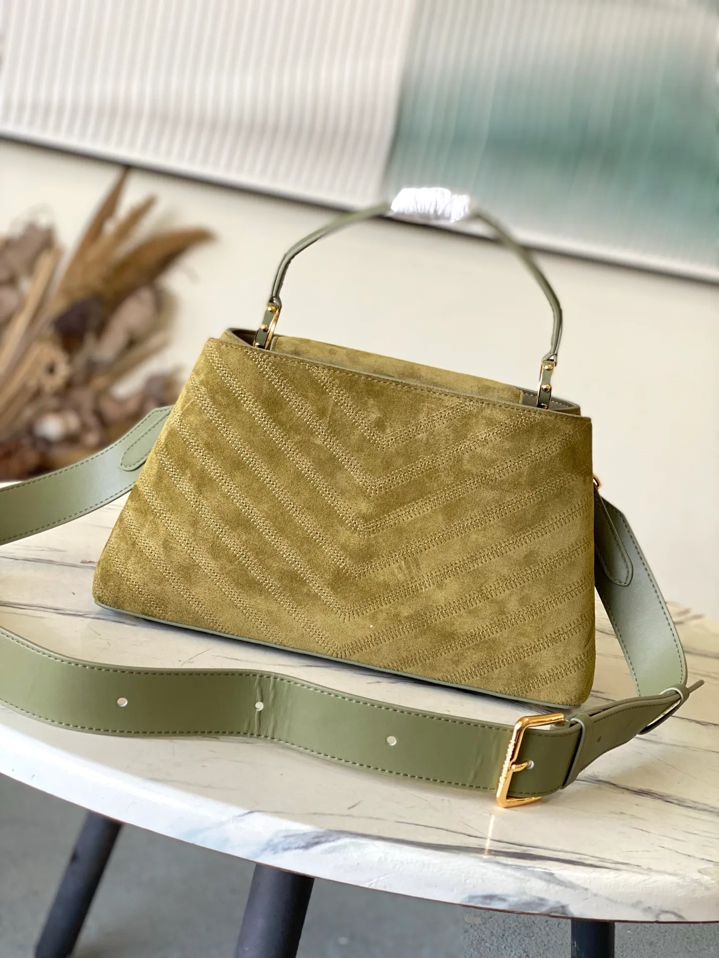 💰2360 "Super Premium Original Leather" M25485 Matte Green This Capucines Souple medium handbag is made of fine grained cow leather, with a sharp contrast of suede lining and dazzling metal parts, and uses the LV letters to express the brand heritage. The flip cover can be folded in or out, and the compartments and pockets can store your daily needs in an orderly manner, and you can switch between various carrying methods at will. 33.0 x 24.0 x 12.0 cm