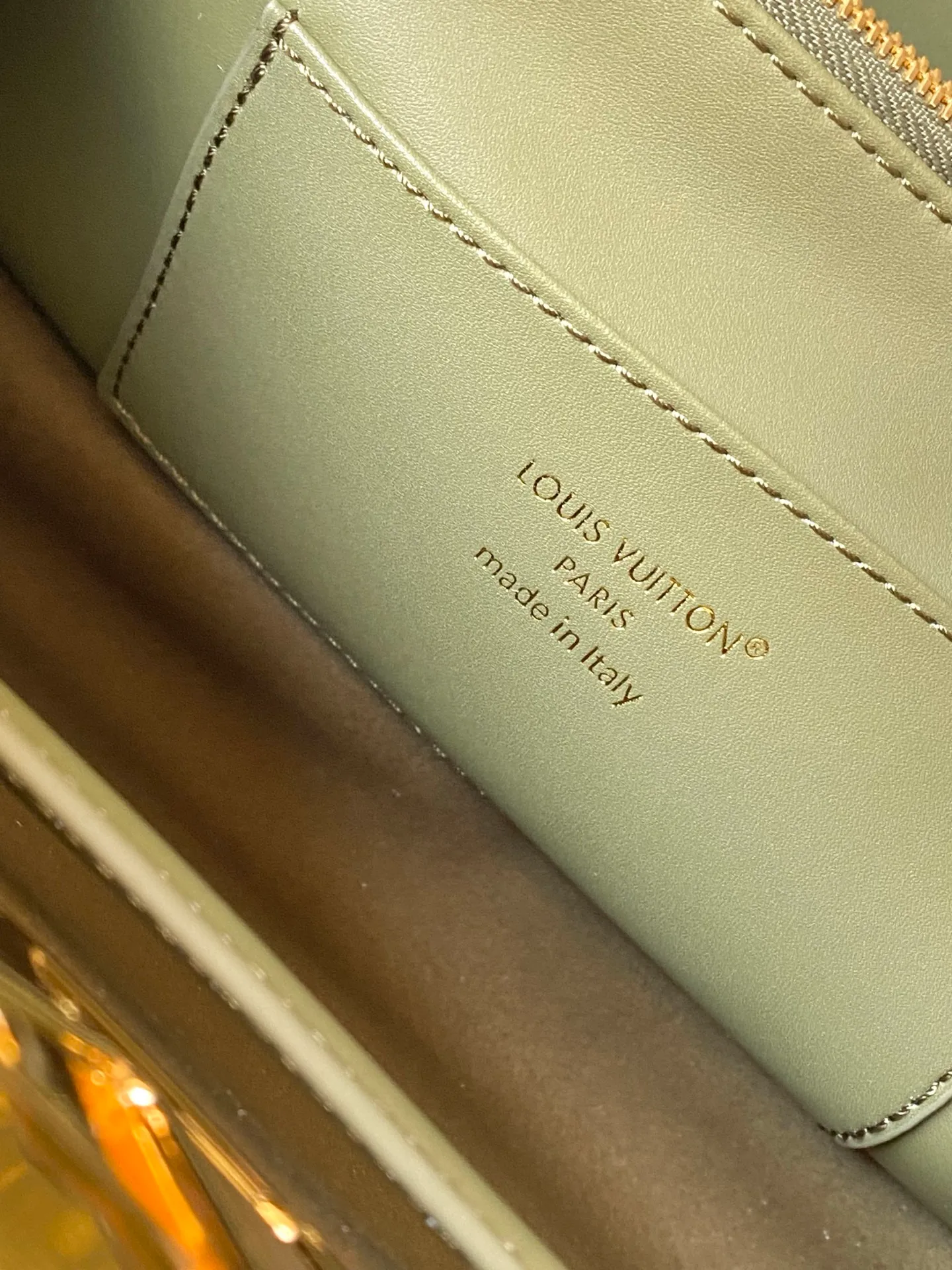💰2360 "Super Premium Original Leather" M25485 Matte Green This Capucines Souple medium handbag is made of fine grained cow leather, with a sharp contrast of suede lining and dazzling metal parts, and uses the LV letters to express the brand heritage. The flip cover can be folded in or out, and the compartments and pockets can store your daily needs in an orderly manner, and you can switch between various carrying methods at will. 33.0 x 24.0 x 12.0 cm