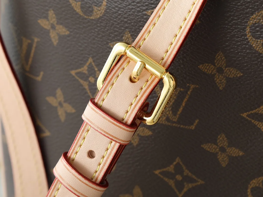 💰Large 130. Small 240💰Upgraded original M56389 M56390 ODÉON medium handbag, named after a culturally rich area in Paris. Stylish and modern, it can accommodate various valuables and is very convenient and practical. Size: large 31.5x33x5.5, small 26x29x7