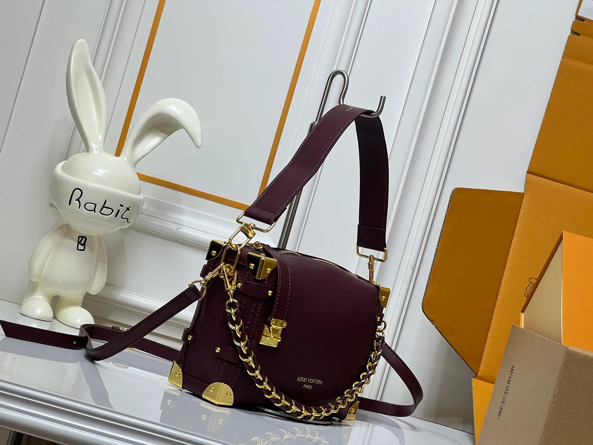Batch 320💰M15195 M46358 This Side Trunk Vibe handbag uses an avant-garde design to reshape the brand’s classic Side Trunk silhouette, which is inspired by Louis Vuitton’s traditional travel luggage. Crafted from smooth glossy Vibe textured cow leather, it features a leather-covered rivet frame and metal S-lock closure for a rock-and-roll style. Thanks to the multiple designs of the detachable chain, detachable leather handle and adjustable leather shoulder strap, it provides a variety of carrying options. Dimensions: 23.5x16x8.5cm