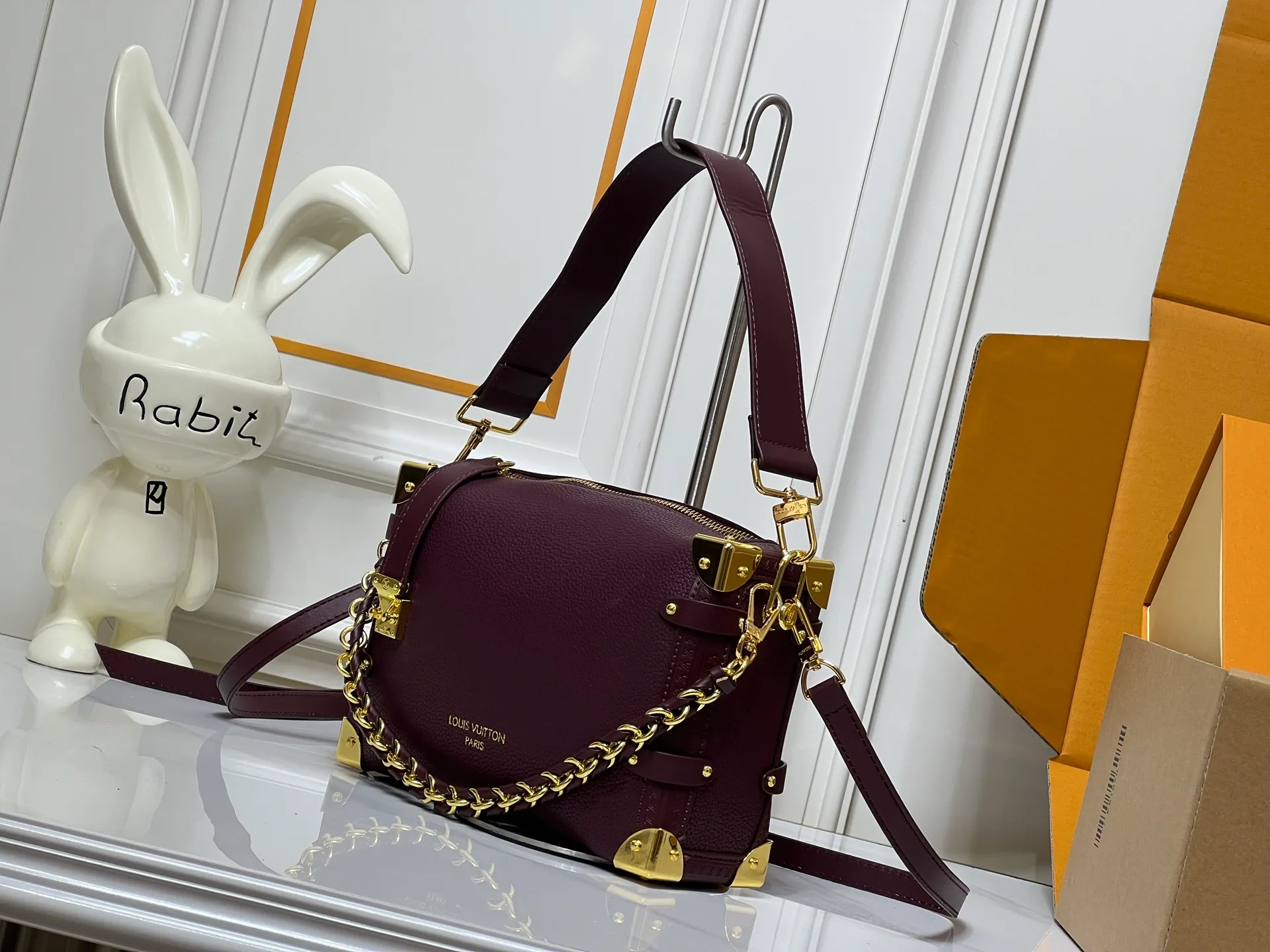 Batch 320💰M15195 M46358 This Side Trunk Vibe handbag uses an avant-garde design to reshape the brand’s classic Side Trunk silhouette, which is inspired by Louis Vuitton’s traditional travel luggage. Crafted from smooth glossy Vibe textured cow leather, it features a leather-covered rivet frame and metal S-lock closure for a rock-and-roll style. Thanks to the multiple designs of the detachable chain, detachable leather handle and adjustable leather shoulder strap, it provides a variety of carrying options. Dimensions: 23.5x16x8.5cm
