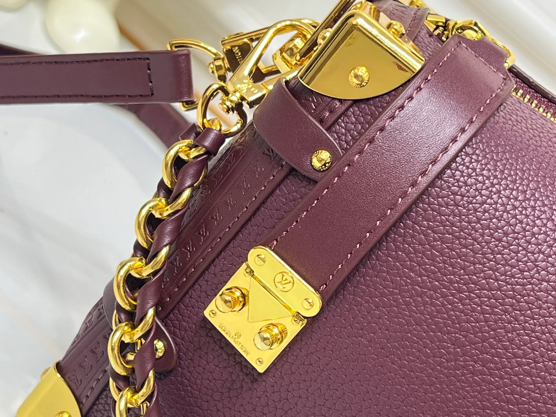 Batch 320💰M15195 M46358 This Side Trunk Vibe handbag uses an avant-garde design to reshape the brand’s classic Side Trunk silhouette, which is inspired by Louis Vuitton’s traditional travel luggage. Crafted from smooth glossy Vibe textured cow leather, it features a leather-covered rivet frame and metal S-lock closure for a rock-and-roll style. Thanks to the multiple designs of the detachable chain, detachable leather handle and adjustable leather shoulder strap, it provides a variety of carrying options. Dimensions: 23.5x16x8.5cm