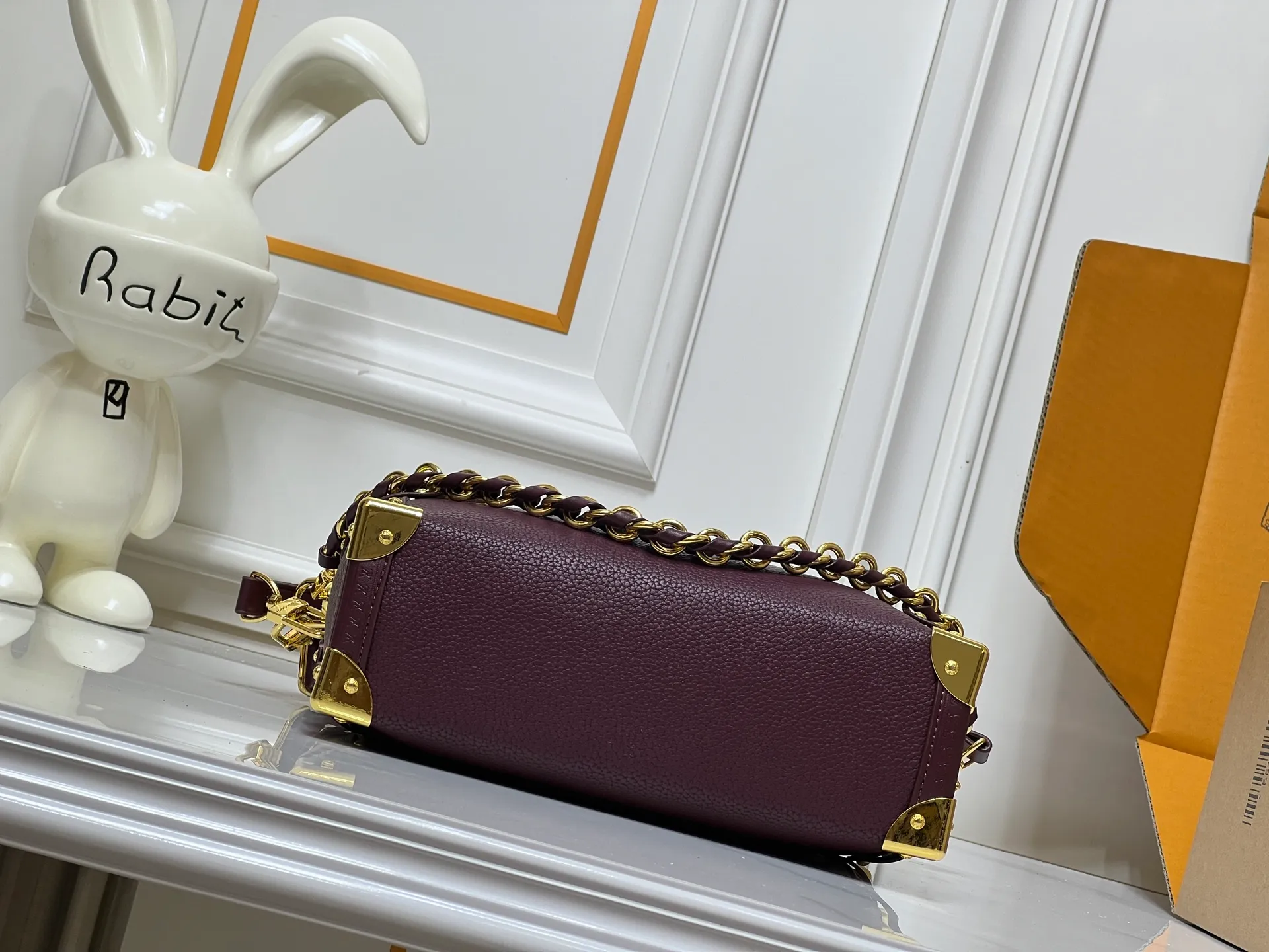 Batch 320💰M15195 M46358 This Side Trunk Vibe handbag uses an avant-garde design to reshape the brand’s classic Side Trunk silhouette, which is inspired by Louis Vuitton’s traditional travel luggage. Crafted from smooth glossy Vibe textured cow leather, it features a leather-covered rivet frame and metal S-lock closure for a rock-and-roll style. Thanks to the multiple designs of the detachable chain, detachable leather handle and adjustable leather shoulder strap, it provides a variety of carrying options. Dimensions: 23.5x16x8.5cm