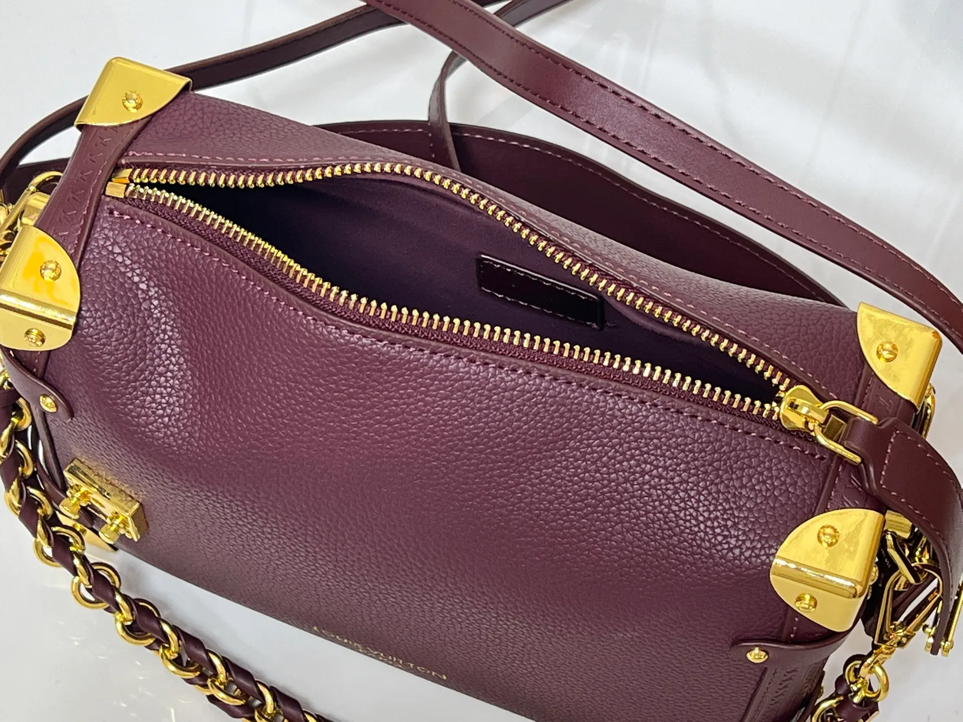 Batch 320💰M15195 M46358 This Side Trunk Vibe handbag uses an avant-garde design to reshape the brand’s classic Side Trunk silhouette, which is inspired by Louis Vuitton’s traditional travel luggage. Crafted from smooth glossy Vibe textured cow leather, it features a leather-covered rivet frame and metal S-lock closure for a rock-and-roll style. Thanks to the multiple designs of the detachable chain, detachable leather handle and adjustable leather shoulder strap, it provides a variety of carrying options. Dimensions: 23.5x16x8.5cm