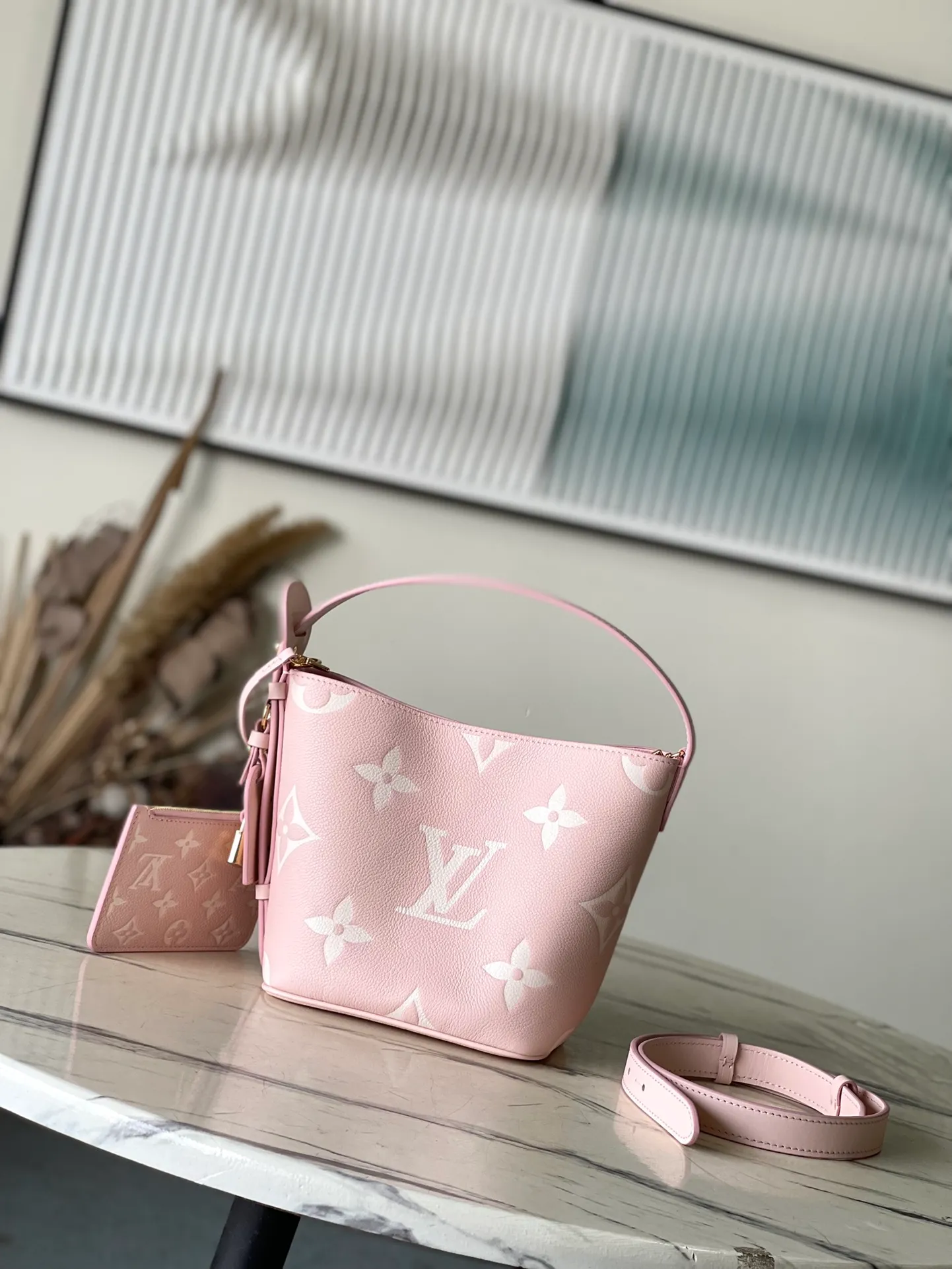 💰980 (top-grain leather) top original order M13453 pink This AlInBB handbag integrates modern design concepts into elegant wheels and ample space. Monogram Empreinte leather craftsmanship creates a simple bucket bag structure, the iconic nameplate and metal padlock highlight the exquisite details, and the adjustable handle pays homage to the brand's trunk-making heritage. Dimensions: 16 × 18 × 12 cm