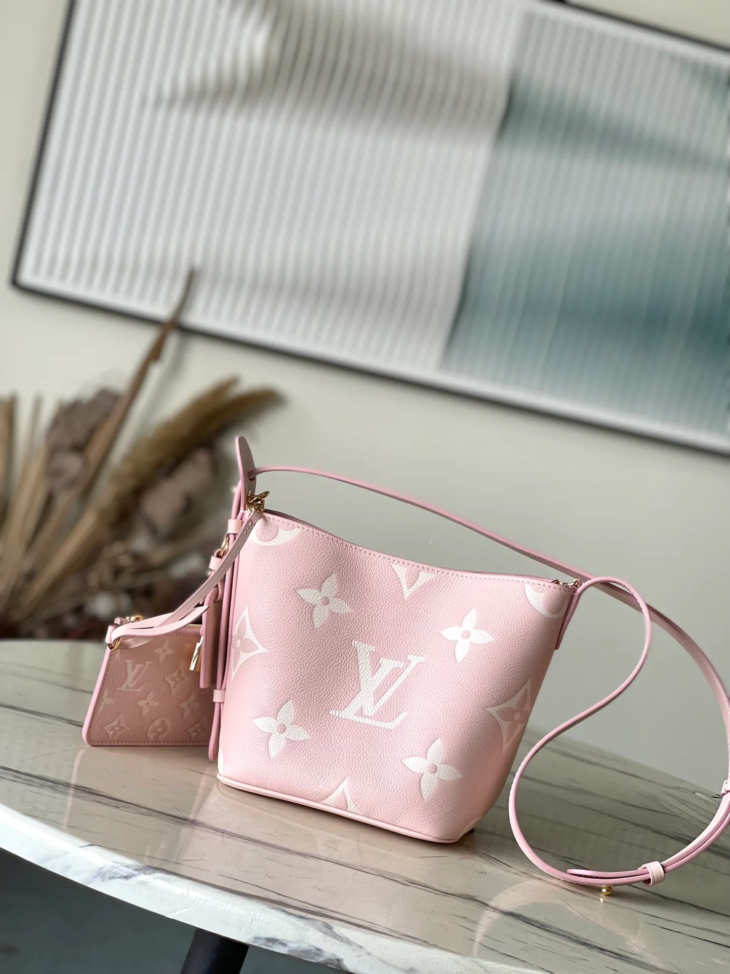 💰980 (top-grain leather) top original order M13453 pink This AlInBB handbag integrates modern design concepts into elegant wheels and ample space. Monogram Empreinte leather craftsmanship creates a simple bucket bag structure, the iconic nameplate and metal padlock highlight the exquisite details, and the adjustable handle pays homage to the brand's trunk-making heritage. Dimensions: 16 × 18 × 12 cm