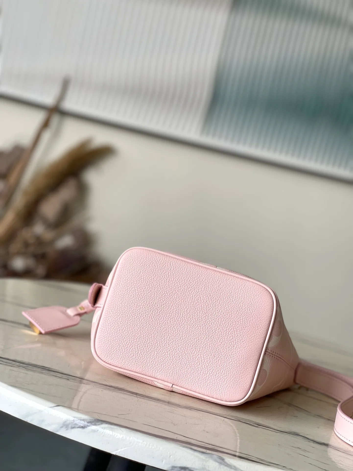 💰980 (top-grain leather) top original order M13453 pink This AlInBB handbag integrates modern design concepts into elegant wheels and ample space. Monogram Empreinte leather craftsmanship creates a simple bucket bag structure, the iconic nameplate and metal padlock highlight the exquisite details, and the adjustable handle pays homage to the brand's trunk-making heritage. Dimensions: 16 × 18 × 12 cm
