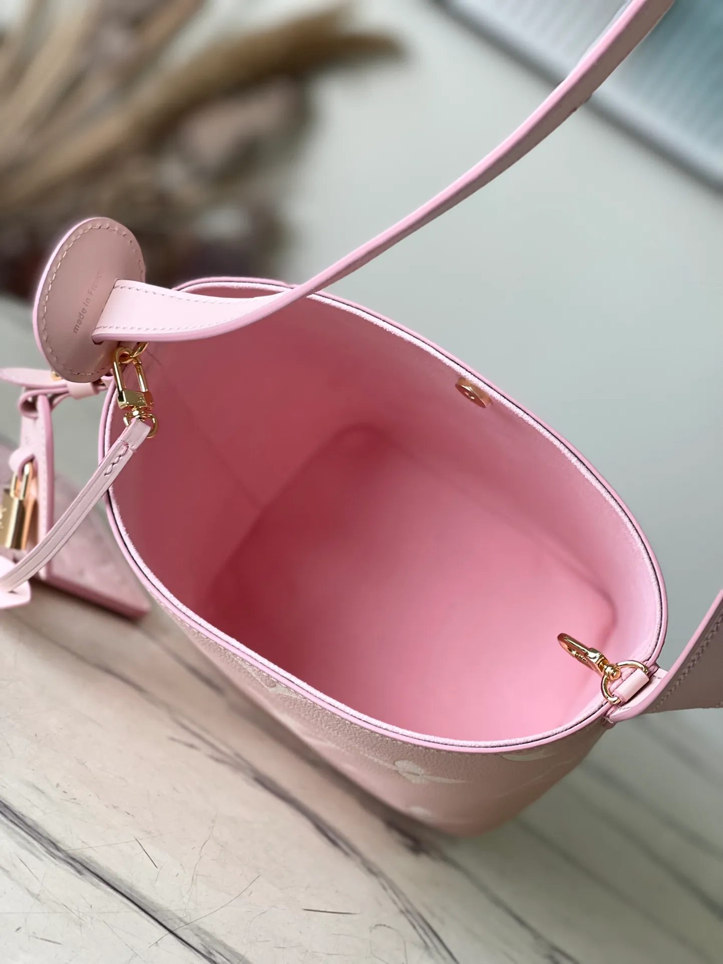 💰980 (top-grain leather) top original order M13453 pink This AlInBB handbag integrates modern design concepts into elegant wheels and ample space. Monogram Empreinte leather craftsmanship creates a simple bucket bag structure, the iconic nameplate and metal padlock highlight the exquisite details, and the adjustable handle pays homage to the brand's trunk-making heritage. Dimensions: 16 × 18 × 12 cm