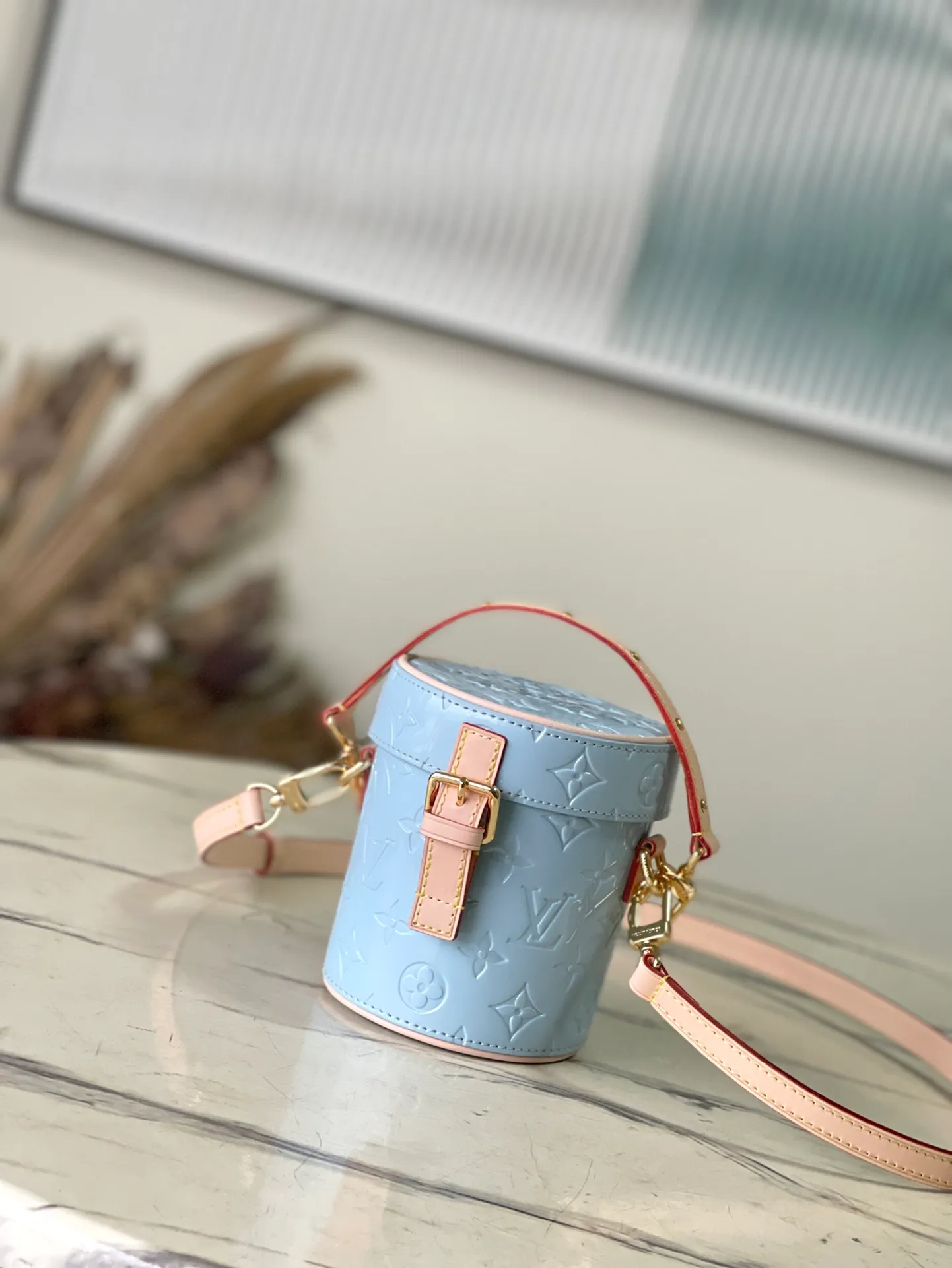 💰1480 (top layer leather) top quality original order M24099 blue This Astor handbag is made of Monogram Vemis embossed leather diffusely dyed in pastel colors, and uses different silhouettes and buckles and magnetic buckle opening and closing to highlight the identity of the series. The compact space can store a phone, small wallet and keys, and comes with a detachable handle and shoulder strap. Dimensions: 12 × 14.2 × 12 cm