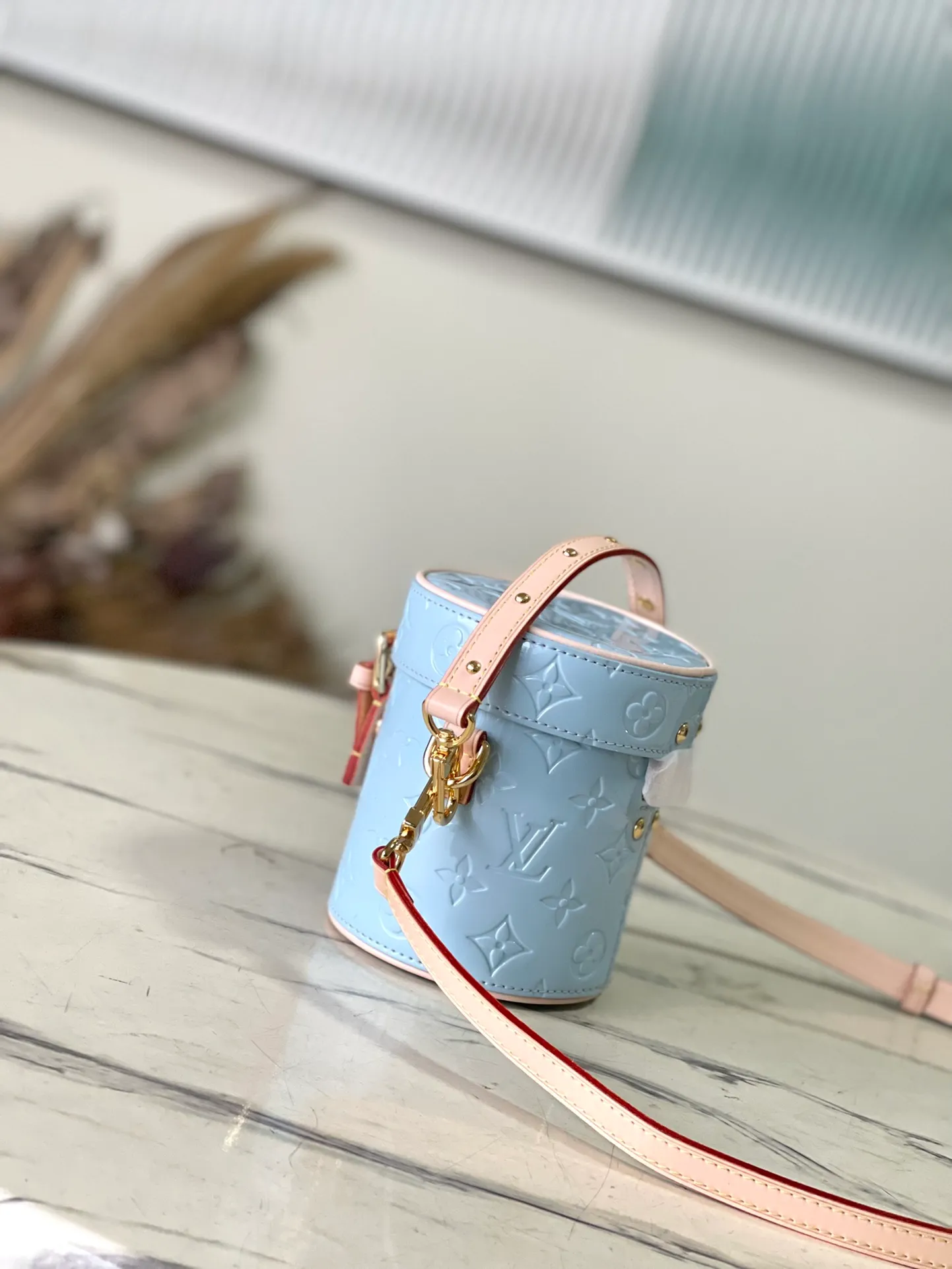 💰1480 (top layer leather) top quality original order M24099 blue This Astor handbag is made of Monogram Vemis embossed leather diffusely dyed in pastel colors, and uses different silhouettes and buckles and magnetic buckle opening and closing to highlight the identity of the series. The compact space can store a phone, small wallet and keys, and comes with a detachable handle and shoulder strap. Dimensions: 12 × 14.2 × 12 cm