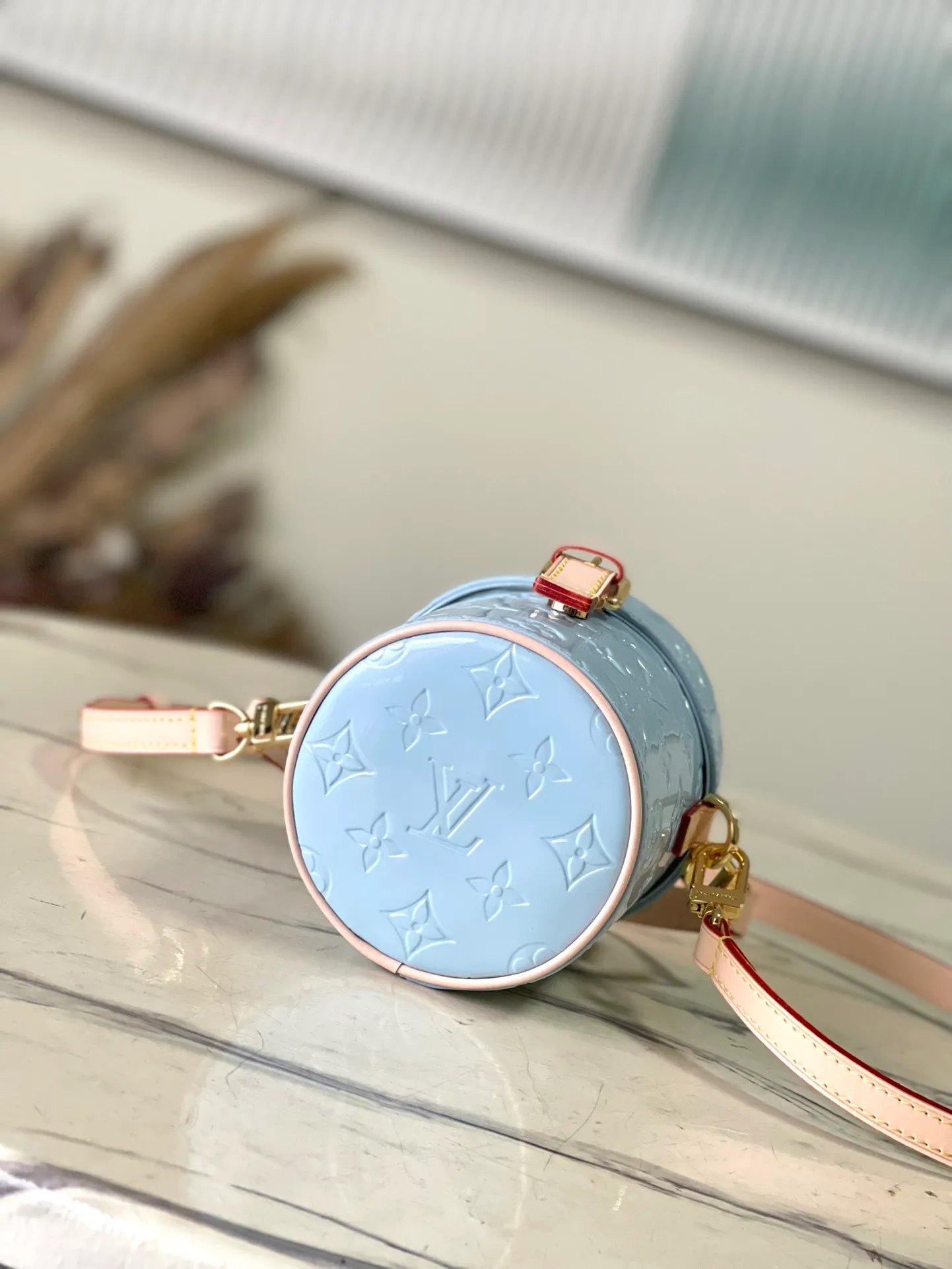 💰1480 (top layer leather) top quality original order M24099 blue This Astor handbag is made of Monogram Vemis embossed leather diffusely dyed in pastel colors, and uses different silhouettes and buckles and magnetic buckle opening and closing to highlight the identity of the series. The compact space can store a phone, small wallet and keys, and comes with a detachable handle and shoulder strap. Dimensions: 12 × 14.2 × 12 cm
