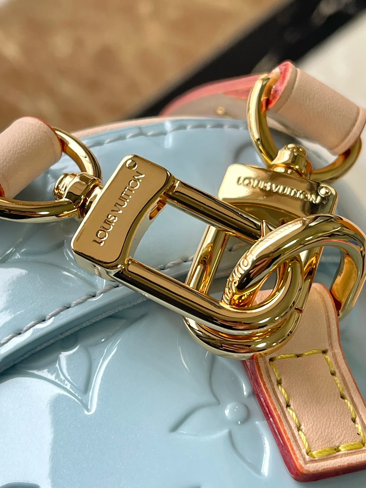 💰1480 (top layer leather) top quality original order M24099 blue This Astor handbag is made of Monogram Vemis embossed leather diffusely dyed in pastel colors, and uses different silhouettes and buckles and magnetic buckle opening and closing to highlight the identity of the series. The compact space can store a phone, small wallet and keys, and comes with a detachable handle and shoulder strap. Dimensions: 12 × 14.2 × 12 cm
