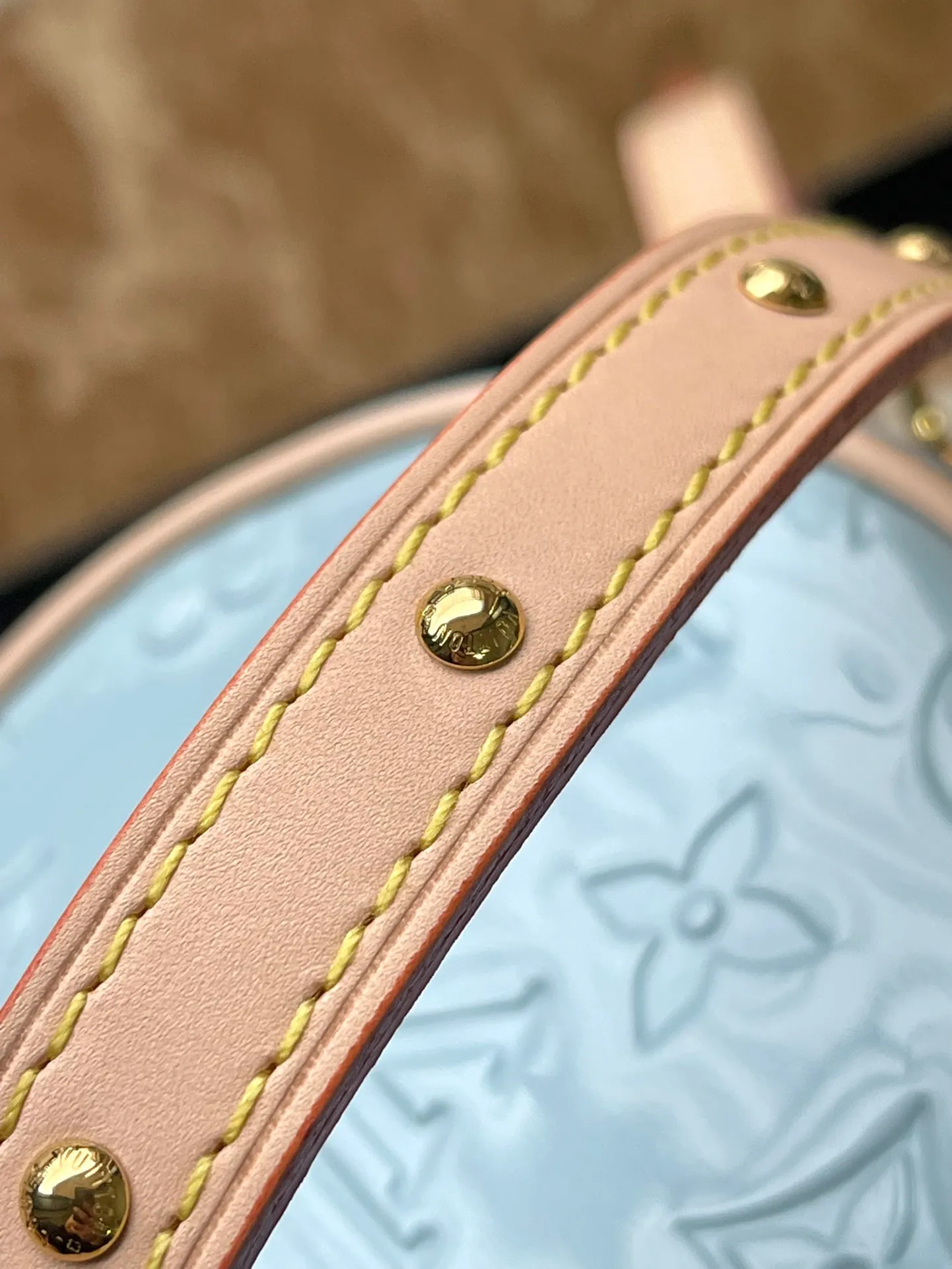 💰1480 (top layer leather) top quality original order M24099 blue This Astor handbag is made of Monogram Vemis embossed leather diffusely dyed in pastel colors, and uses different silhouettes and buckles and magnetic buckle opening and closing to highlight the identity of the series. The compact space can store a phone, small wallet and keys, and comes with a detachable handle and shoulder strap. Dimensions: 12 × 14.2 × 12 cm