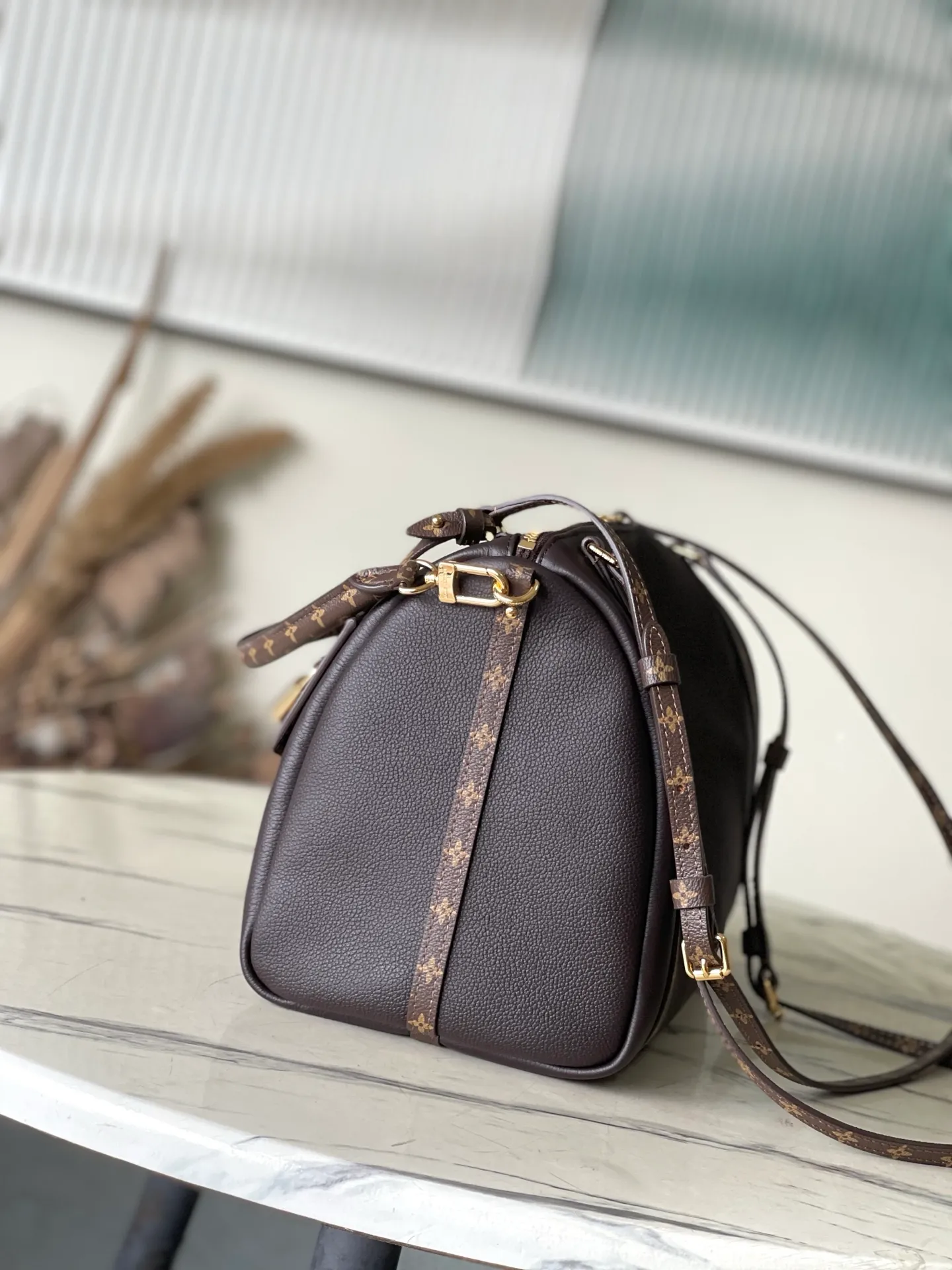 💰1240 (top layer leather) top original order M26397 litchi pattern This season's Express medium handbag is specially crafted for modern women. This iconic design features a calfskin body with classic Monogram canvas trim. The Monogram jacquard lining pays tribute to the brand's long heritage, making it a perfect choice for urban life. It can be worn in various ways at will. The key bag and padlock are the finishing touches, adding subtle details to the overall design. Dimensions: 36 × 24 × 18.5 cm