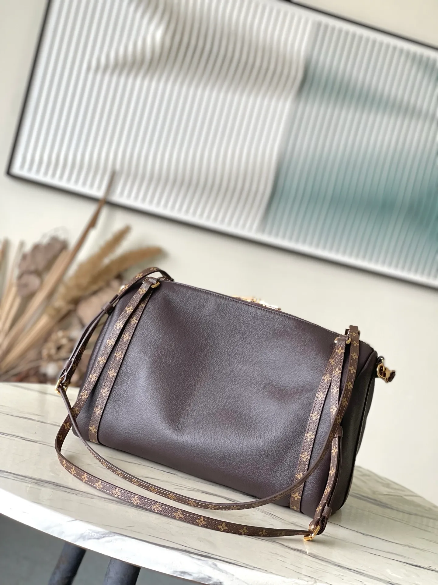 💰1240 (top layer leather) top original order M26397 litchi pattern This season's Express medium handbag is specially crafted for modern women. This iconic design features a calfskin body with classic Monogram canvas trim. The Monogram jacquard lining pays tribute to the brand's long heritage, making it a perfect choice for urban life. It can be worn in various ways at will. The key bag and padlock are the finishing touches, adding subtle details to the overall design. Dimensions: 36 × 24 × 18.5 cm
