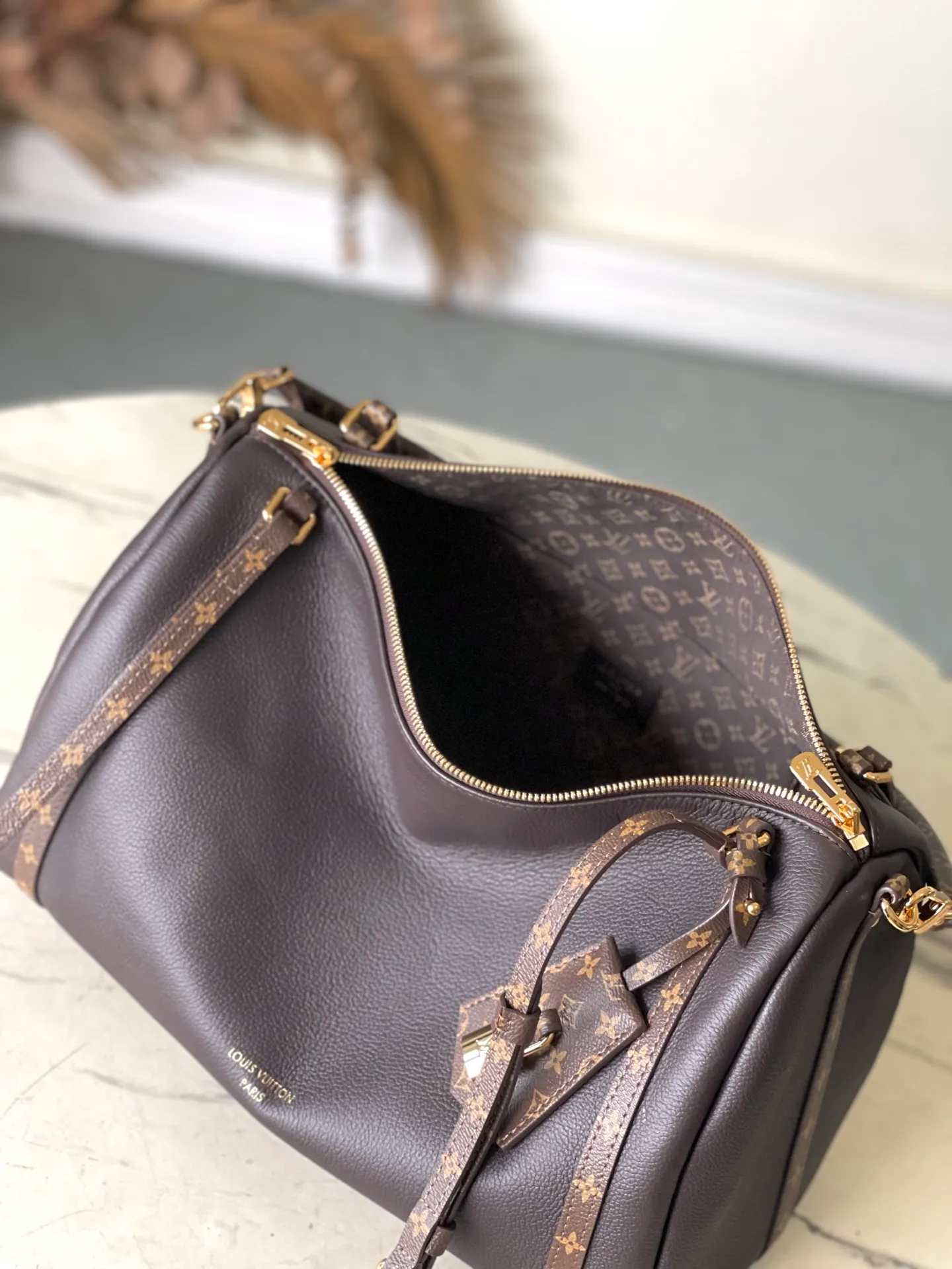 💰1240 (top layer leather) top original order M26397 litchi pattern This season's Express medium handbag is specially crafted for modern women. This iconic design features a calfskin body with classic Monogram canvas trim. The Monogram jacquard lining pays tribute to the brand's long heritage, making it a perfect choice for urban life. It can be worn in various ways at will. The key bag and padlock are the finishing touches, adding subtle details to the overall design. Dimensions: 36 × 24 × 18.5 cm
